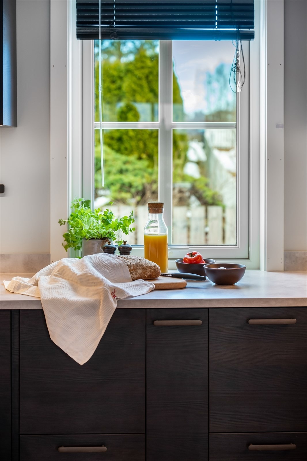 Vinduet over benkeplaten gir godt med arbeidslys. Galleribilde