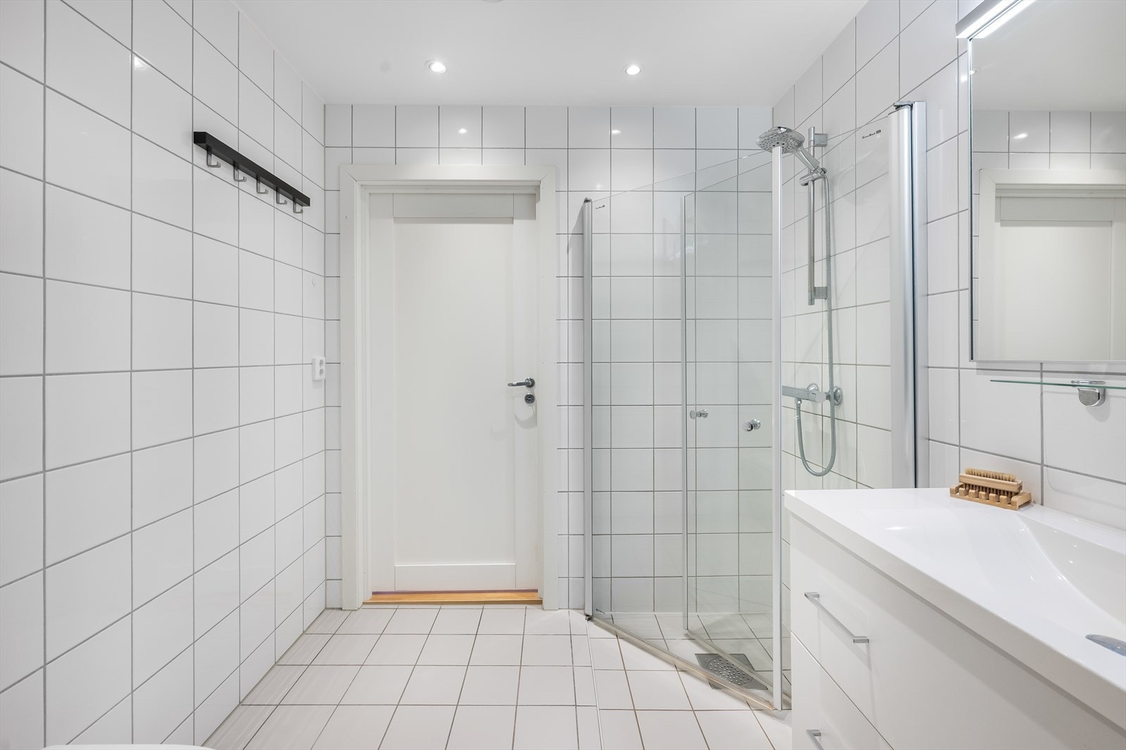 Badet i andre etasje er utstyrt med dusjhjørne med innsvingbare glassdører. Galleribilde