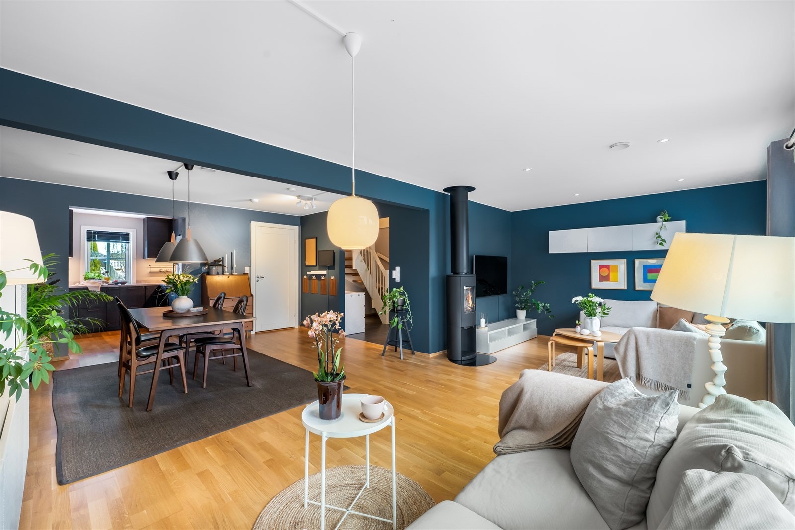 Stuen og spisestuen fremstår romslig og det er god plass til og invitere familie og venner til hyggelige sammenkomster. Galleribilde