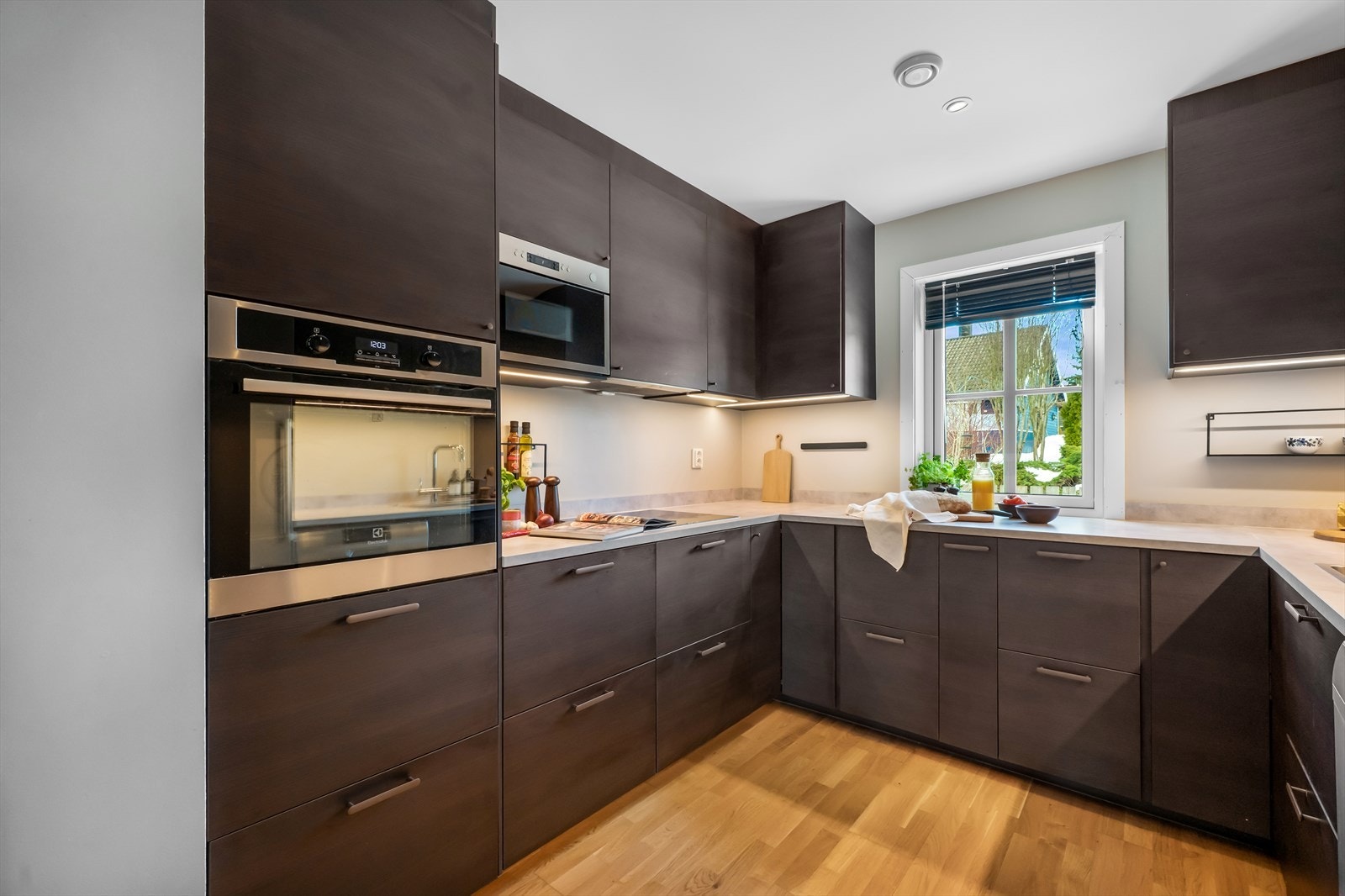 Innredningen har glatte fronter, laminert benkeplate og integrerte hvitevarer. Galleribilde