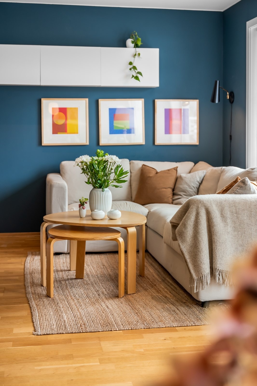 Rommet er enkelt å møblere med plass til en romslig sofagruppe. Galleribilde