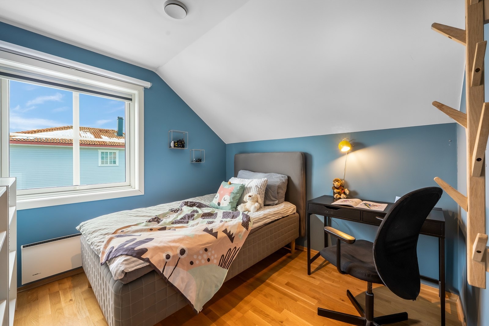 Også her er det plass til seng og skrivebord. Galleribilde