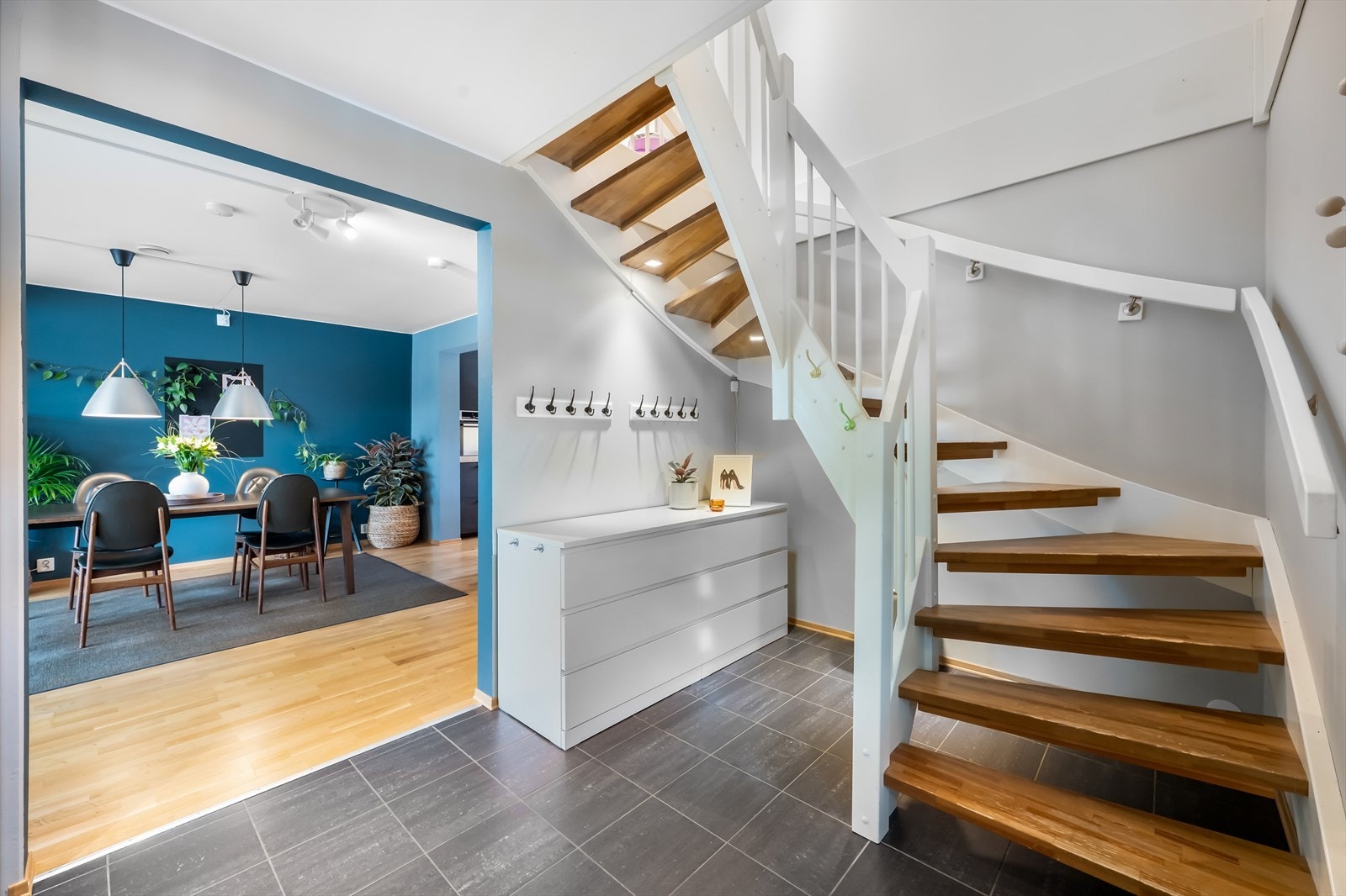 Fra gangen leder den malte tretrappen deg videre til oppholdsrommene og andre etasje. Galleribilde