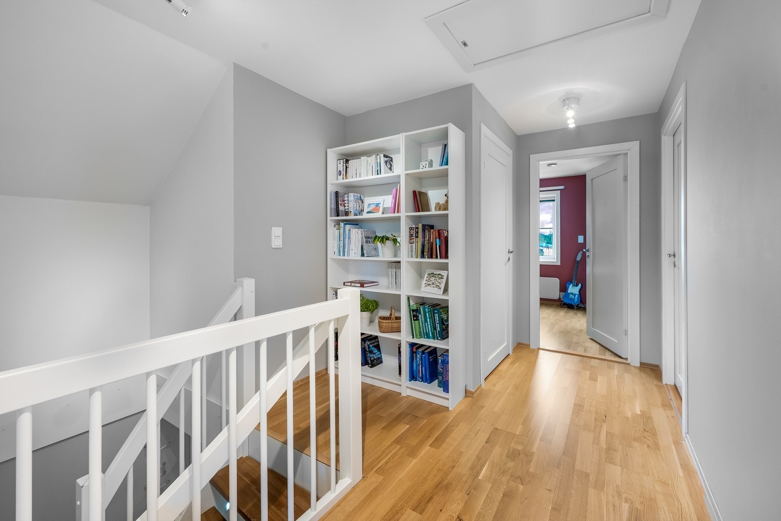 Gangen i andre etasje gir adkomst til alle rom og har plass til oppbevaring. Galleribilde