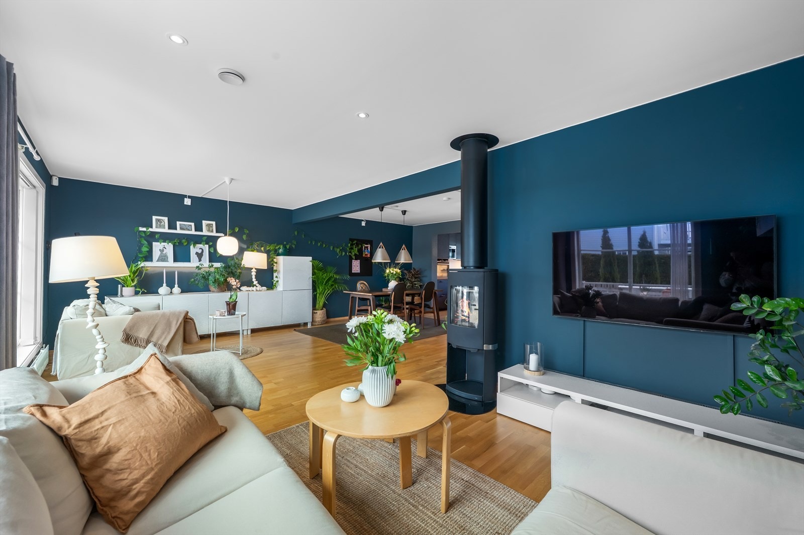 Det er store vindusflater som bidrar til rikelig med naturlig lysinnslipp. Galleribilde