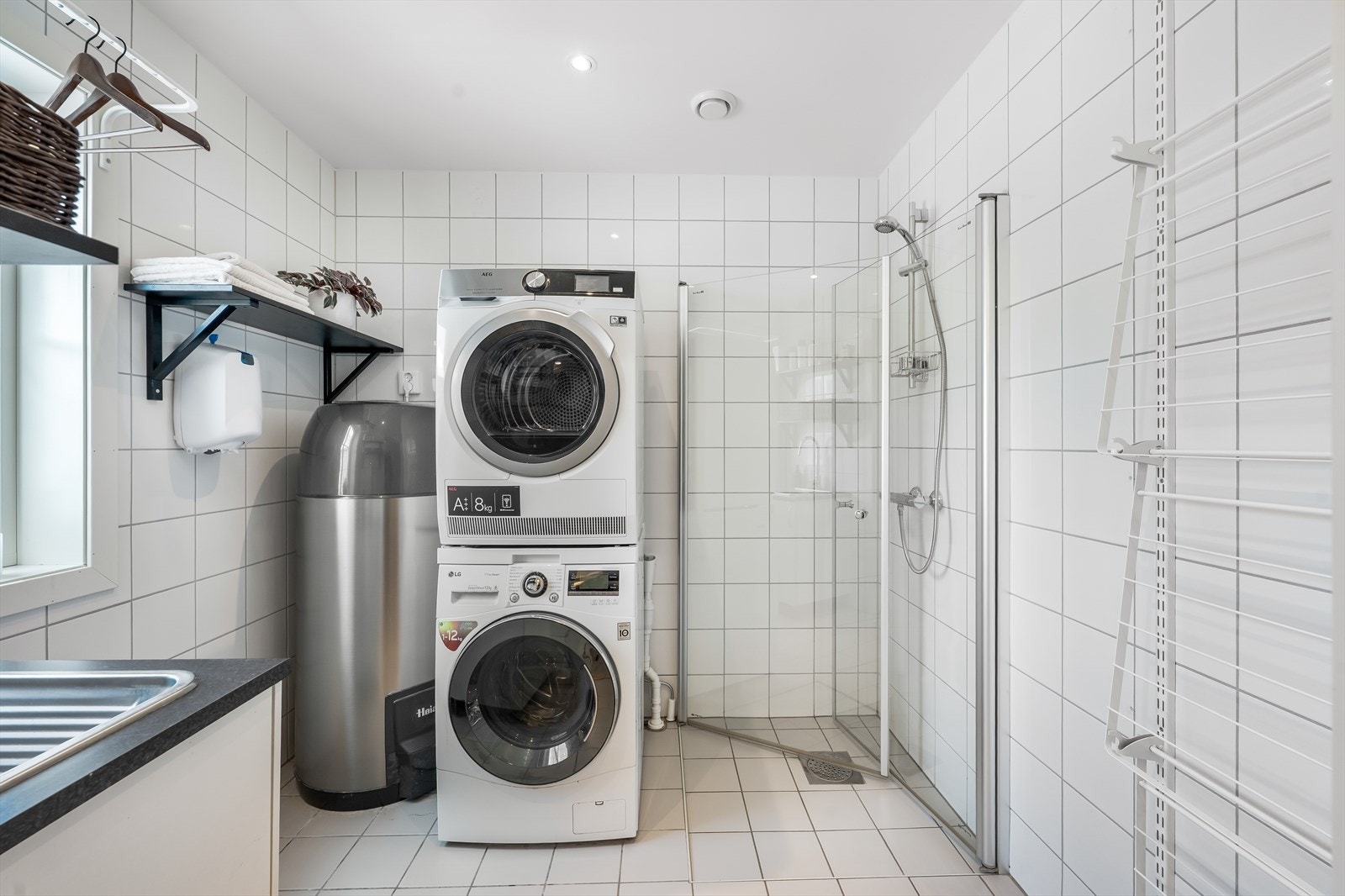 Praktisk bad og vaskerom med opplegg for vaskemaskin. Her er også varmtvannstanken på ca. 200 liter plassert. Galleribilde