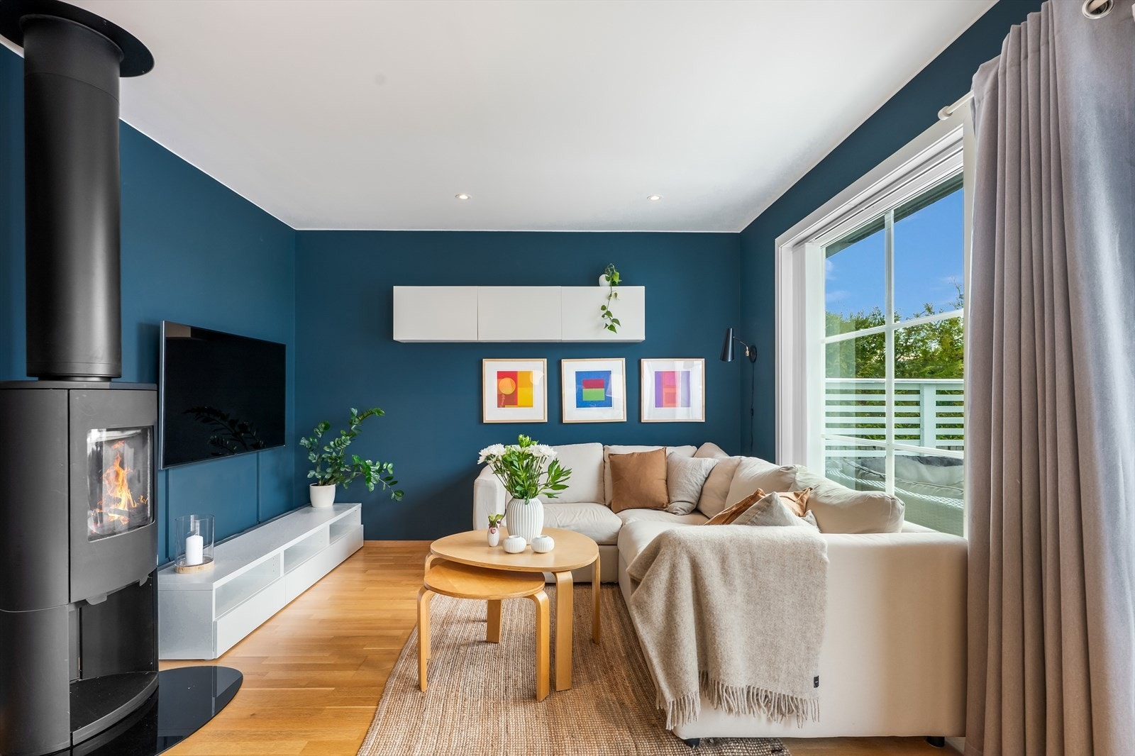 Stuen er på ca. 22,9 m² og har utgang til terrassen. Galleribilde