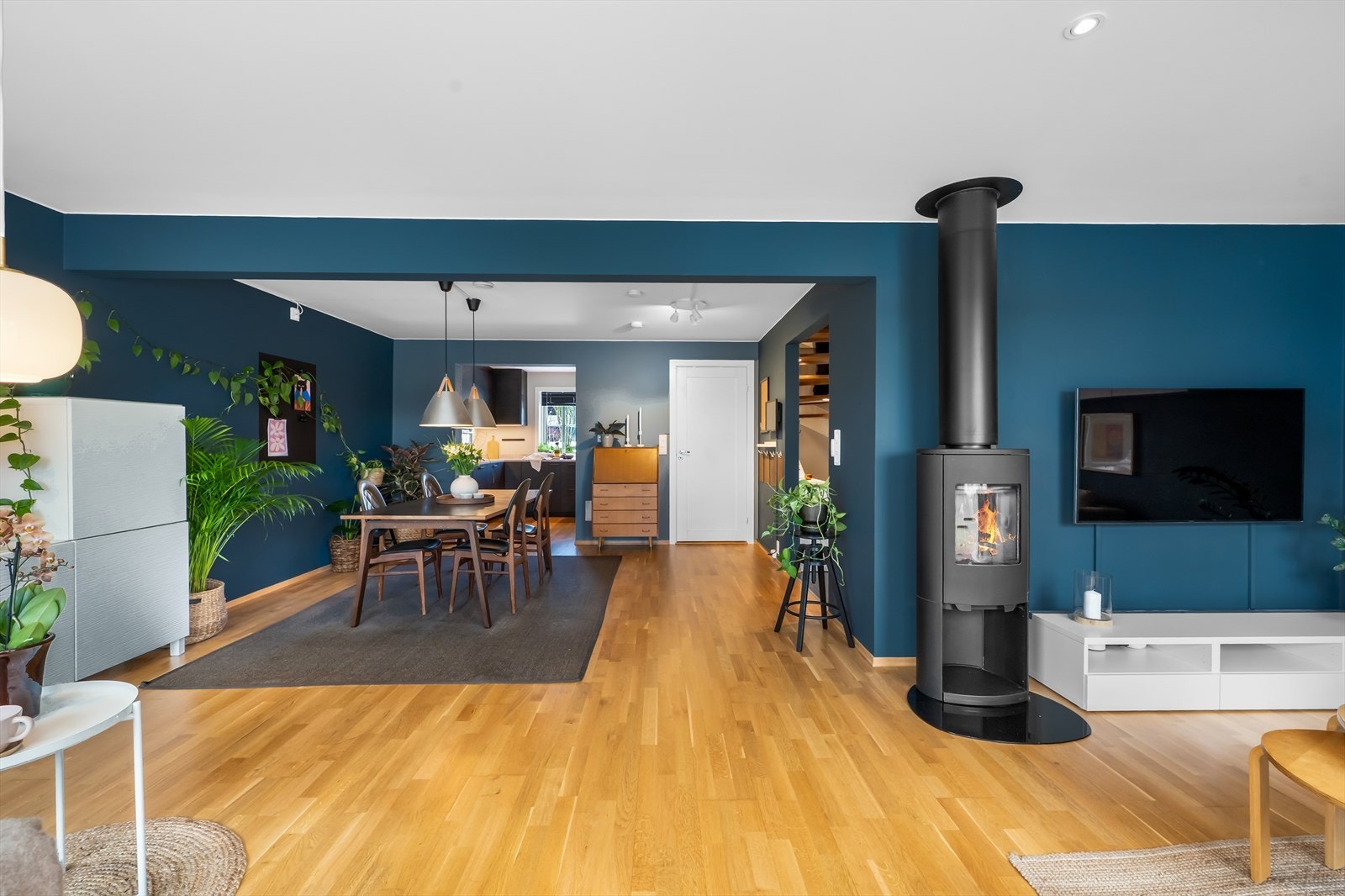 Vedovn i stuen gir både varme og et hyggelig samlingspunkt. Galleribilde