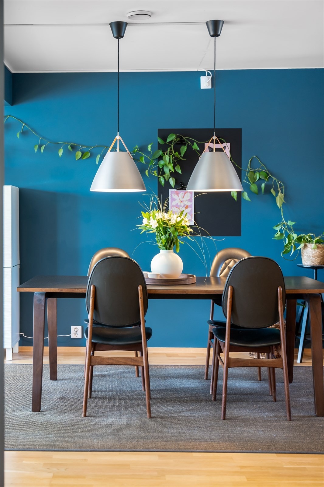 Gjennomtenkte detaljer og fargevalg gir rommet stilfull karakter. Galleribilde