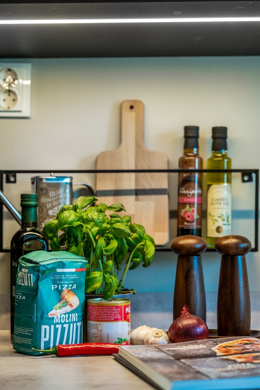 Kjøkkenventilator med avtrekk ut sørger for effektiv utlufting under matlaging. Galleribilde