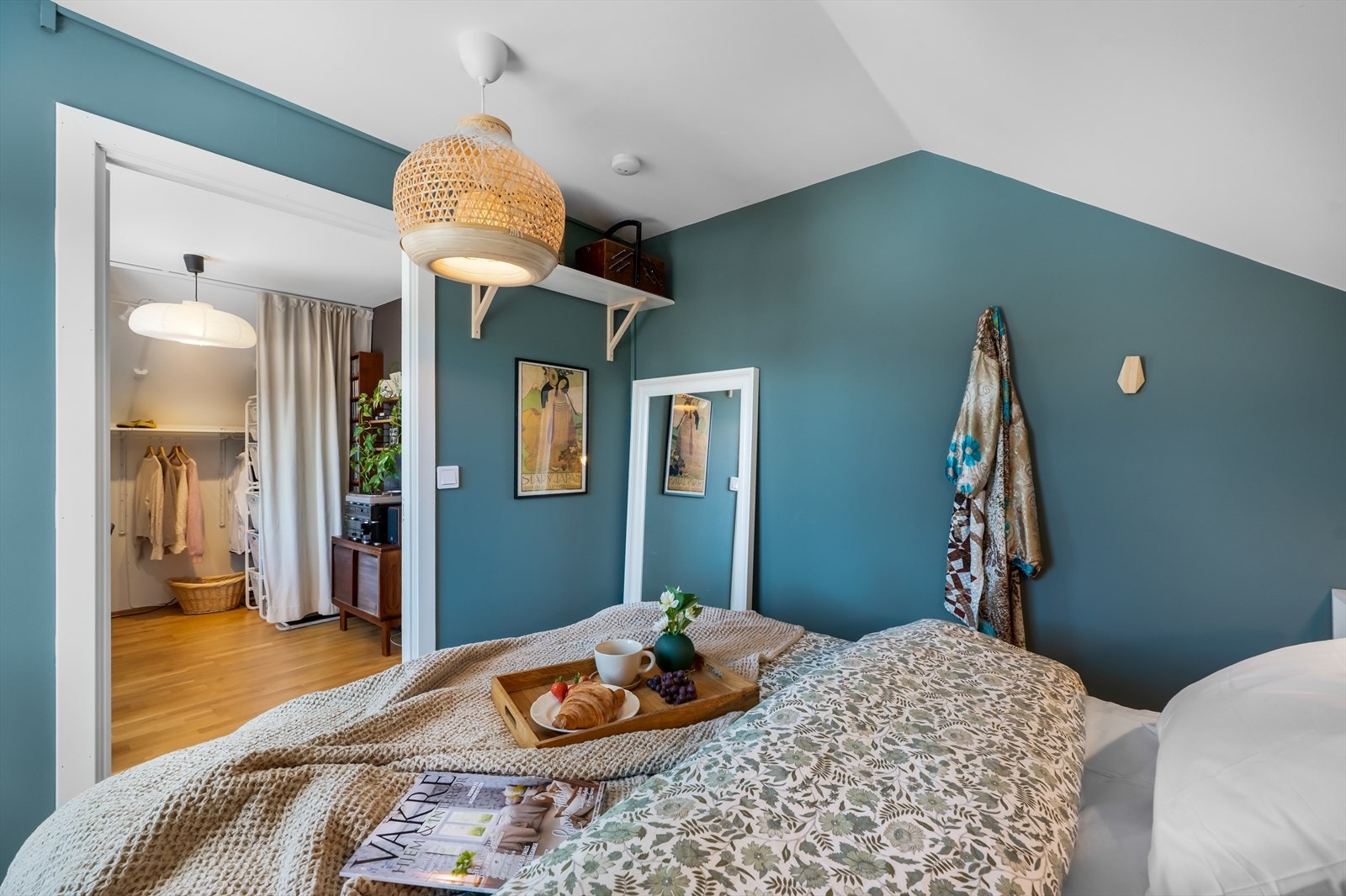 Rommet har god plass til dobbeltseng og øvrig møblement. Galleribilde