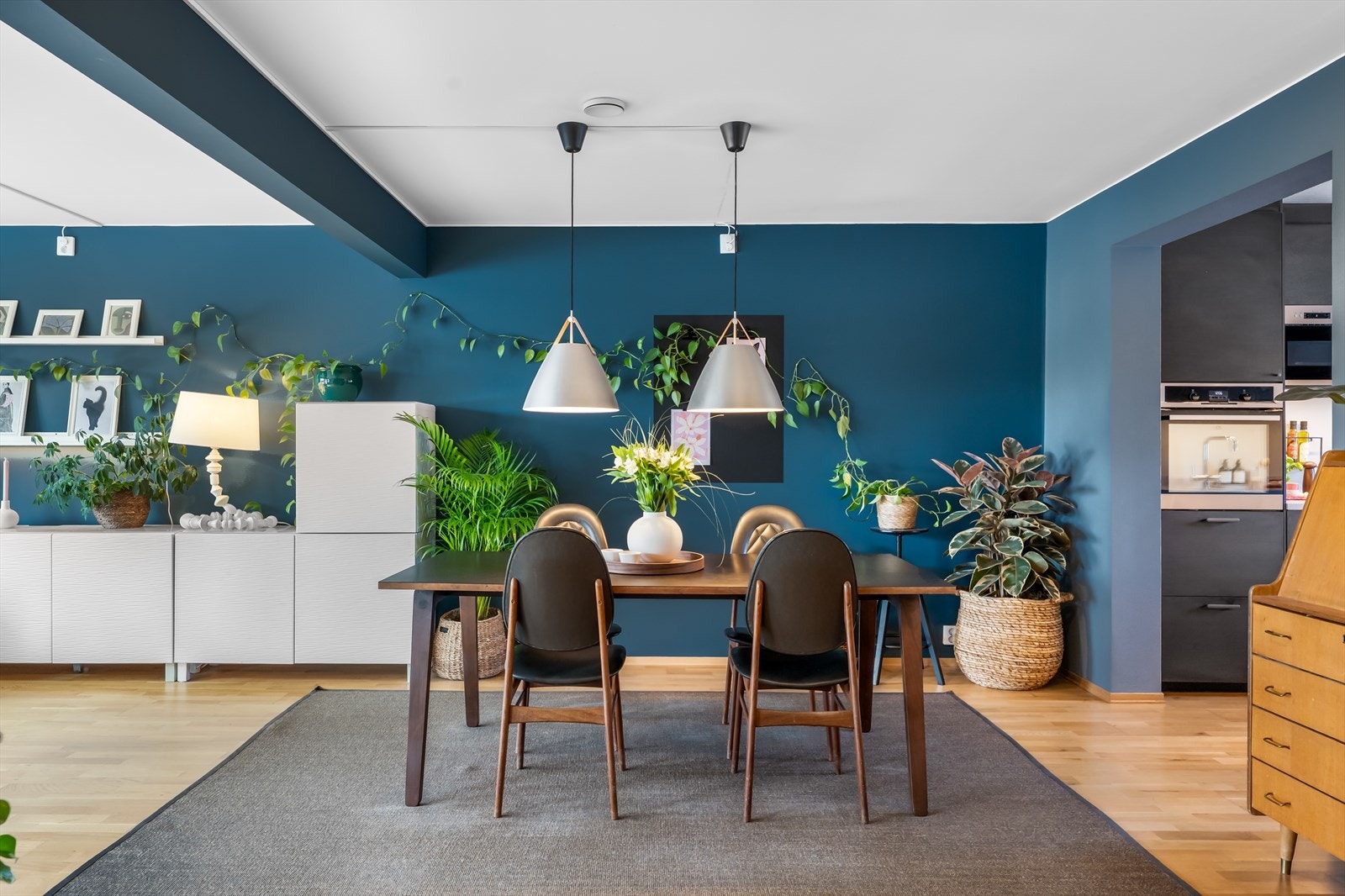 Den åpne løsningen gir en fin flyt mellom sonene i første etasje. Galleribilde