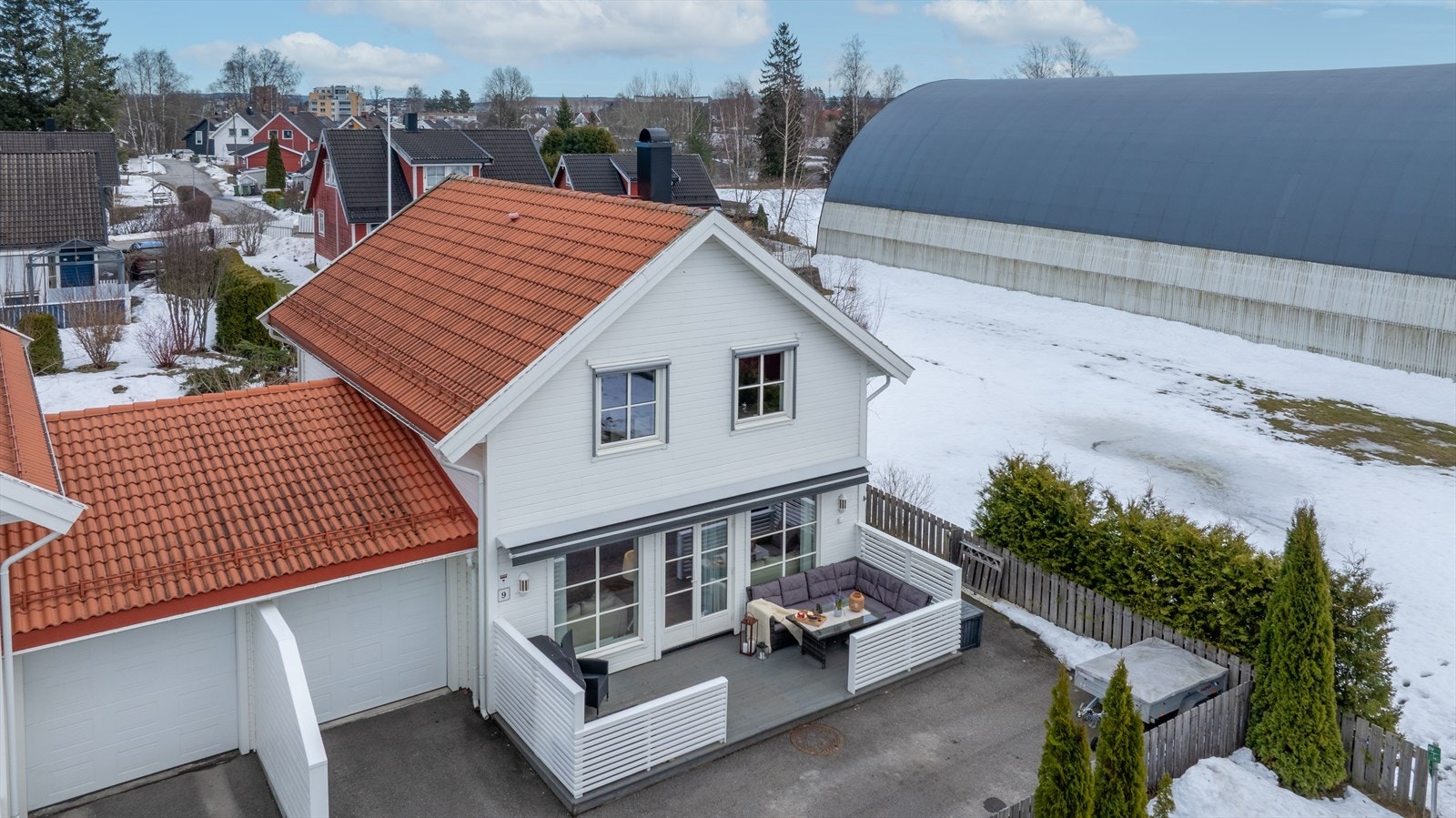 Eiendommen har en tilhørende garasje med lagringsmuligheter. I tillegg er gårdsplassen asfaltert så her er det god plass til gjester. Galleribilde