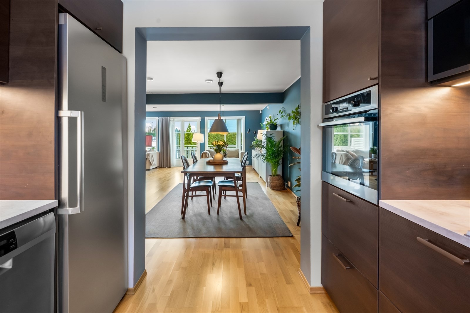 Fra kjøkkenet er det en åpen og sosial forbindelse til spisestuen. Galleribilde