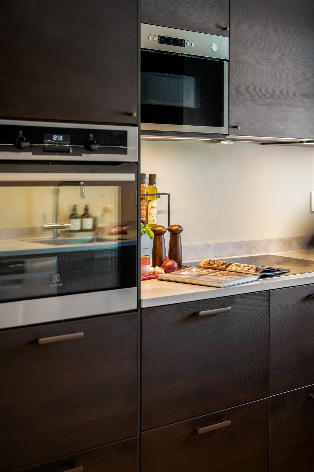 Høyskap gir god utnyttelse av plassen og praktisk arbeidshøyde på stekeovnen. Galleribilde