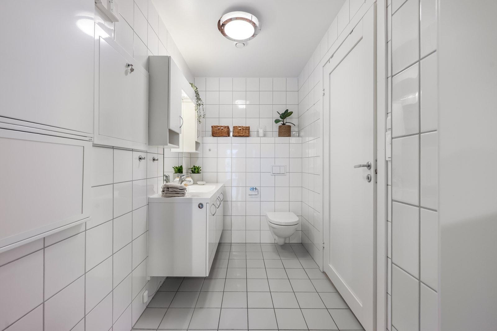 I første etasje er det et separat toalettrom med veggmontert WC og servant. Galleribilde