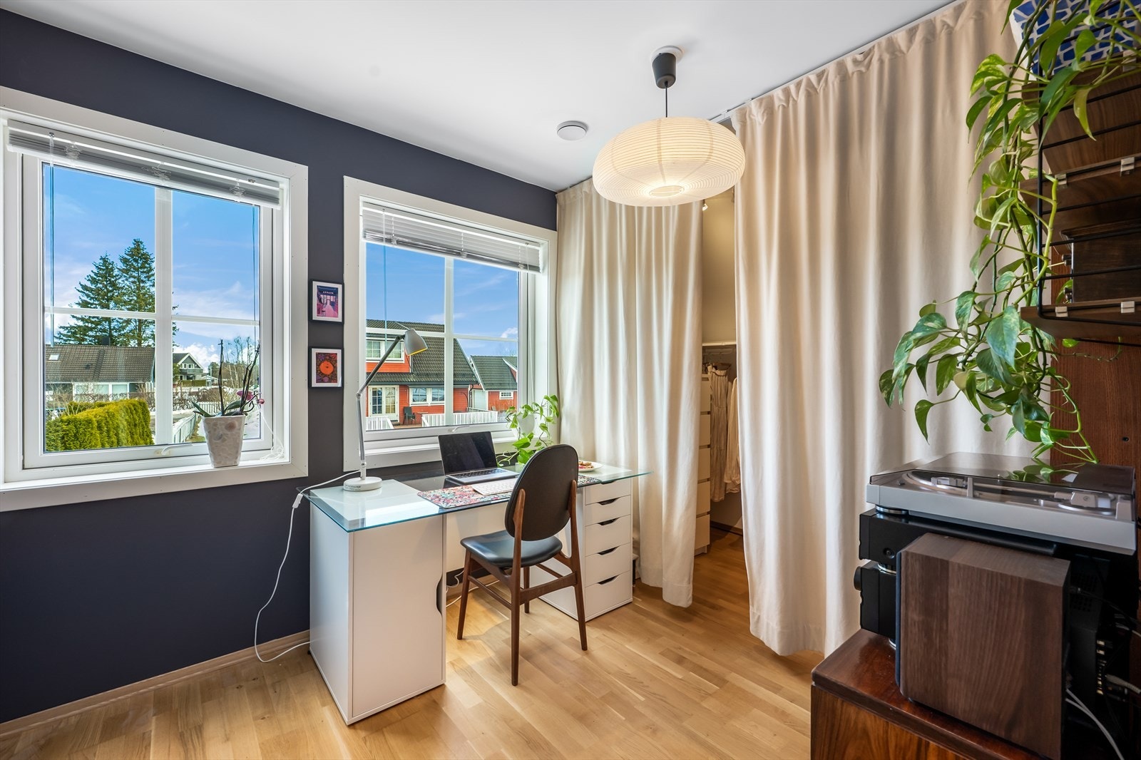 Lyst og trivelig rom med god lysinnslipp. (oppr. loftstue). Galleribilde