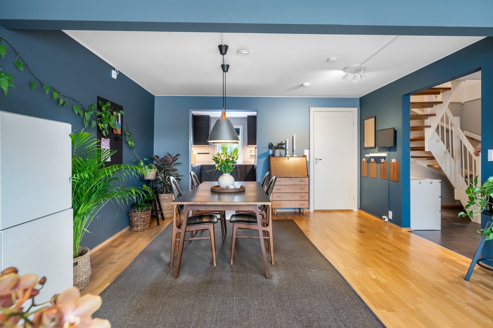 Her er det god plass til et stort spisebord for familie og venner. Galleribilde