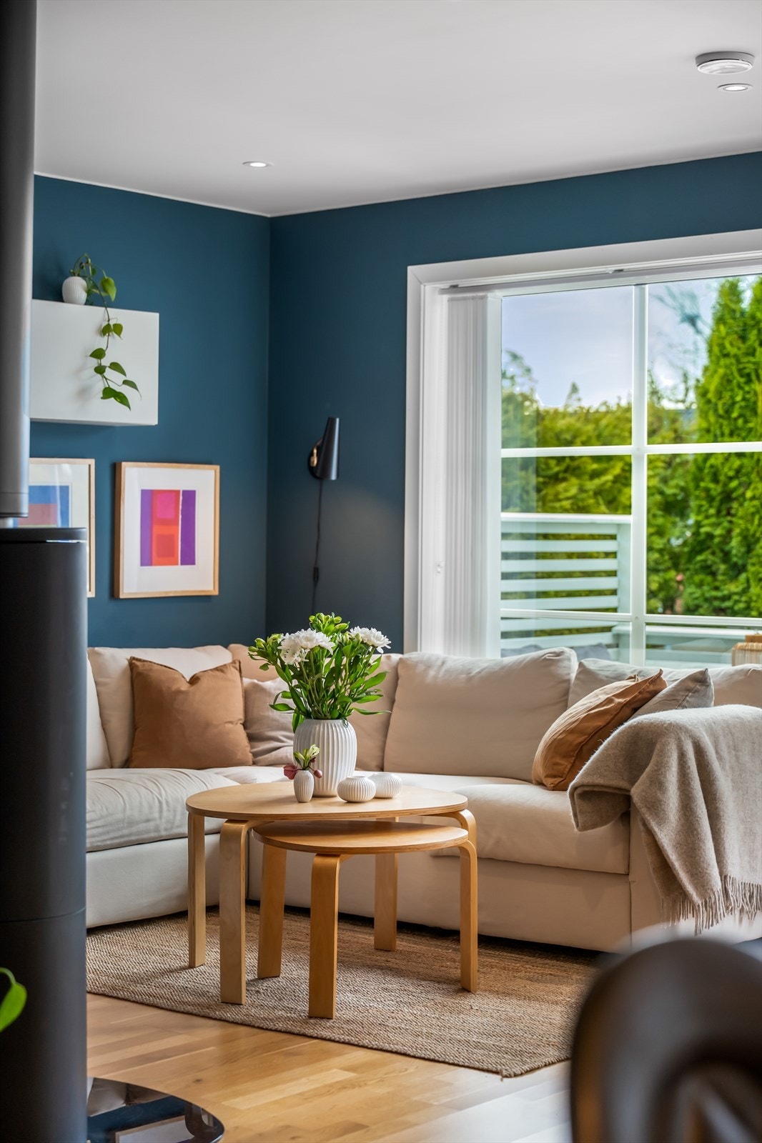 Store vinduer sørger for rikelig med naturlig lys inn i stuen. Galleribilde