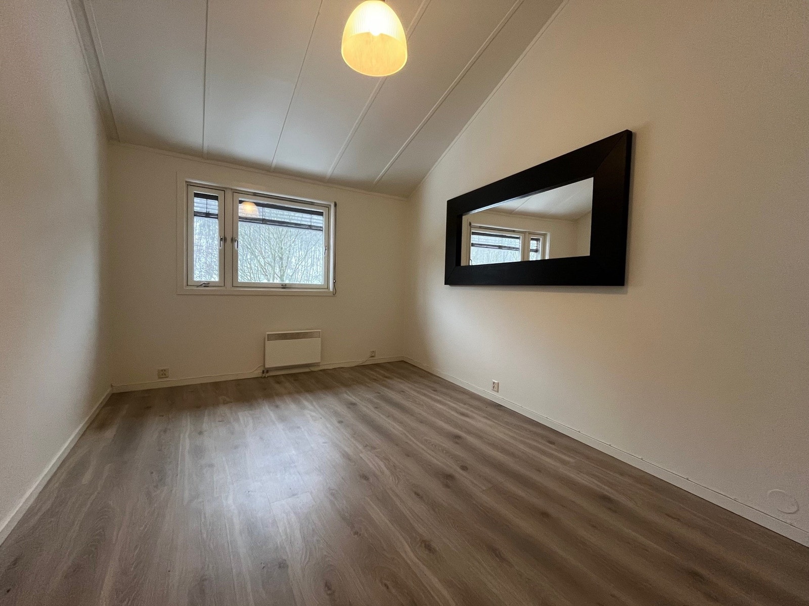 Stort hovedsoverom med god plass til dobbeltseng Galleribilde