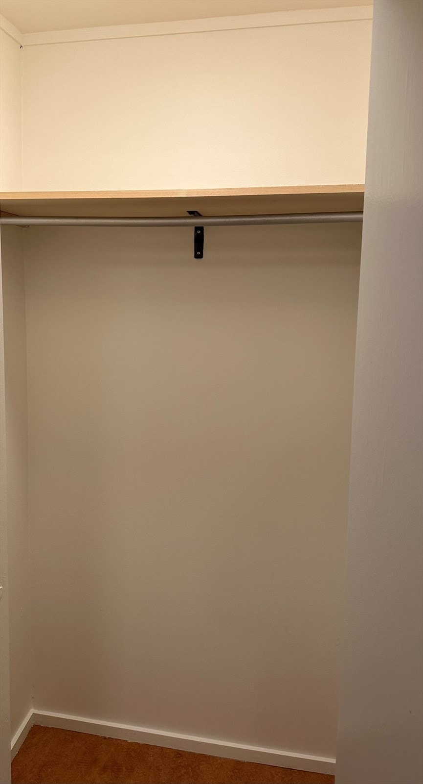 Garderobe innerst i gang, med mulighet for å henge opp jakker Galleribilde
