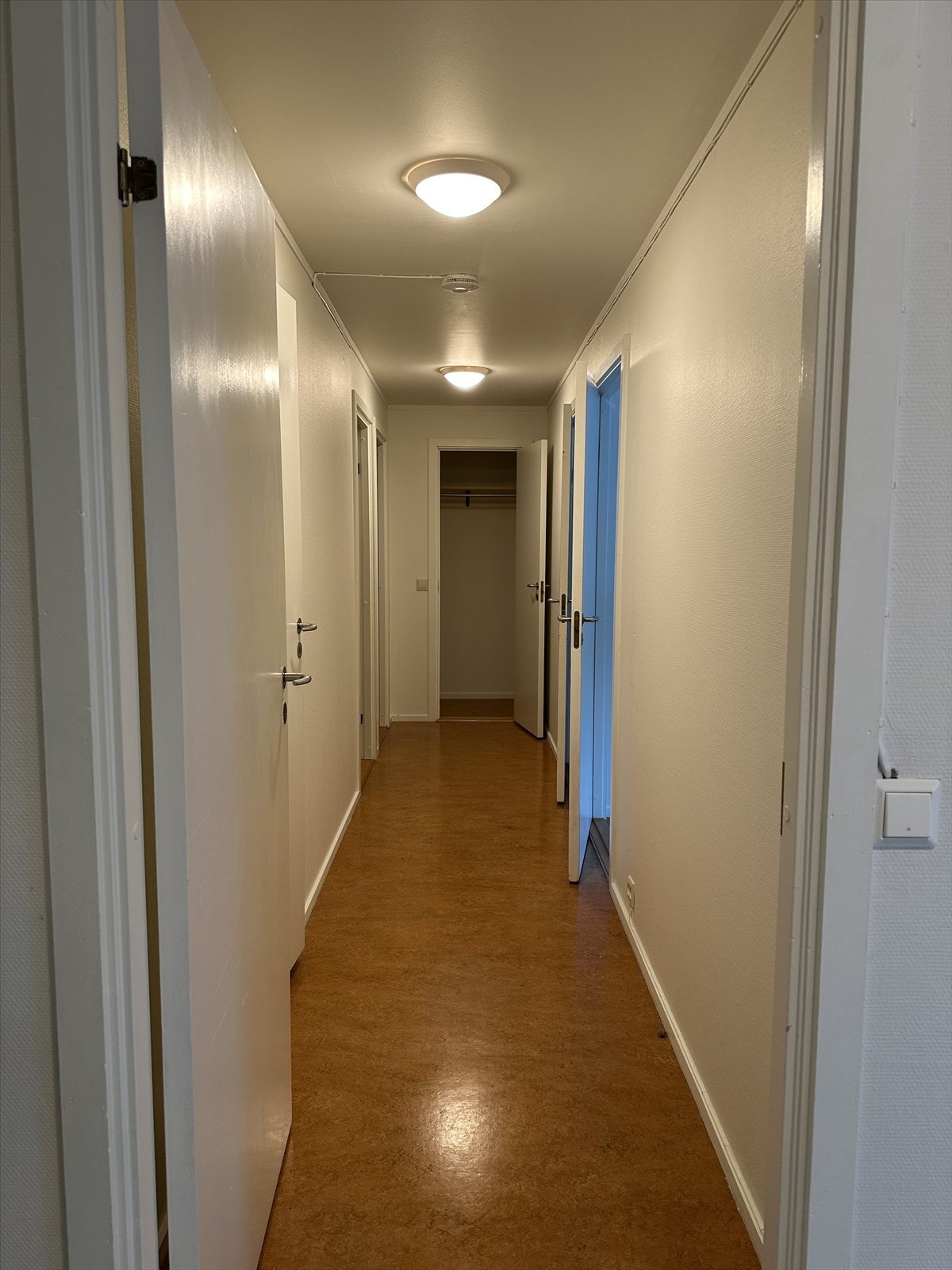 Soveromsgang i boligens underetasje. Som har bad, 2 soverom og 2 boder Galleribilde