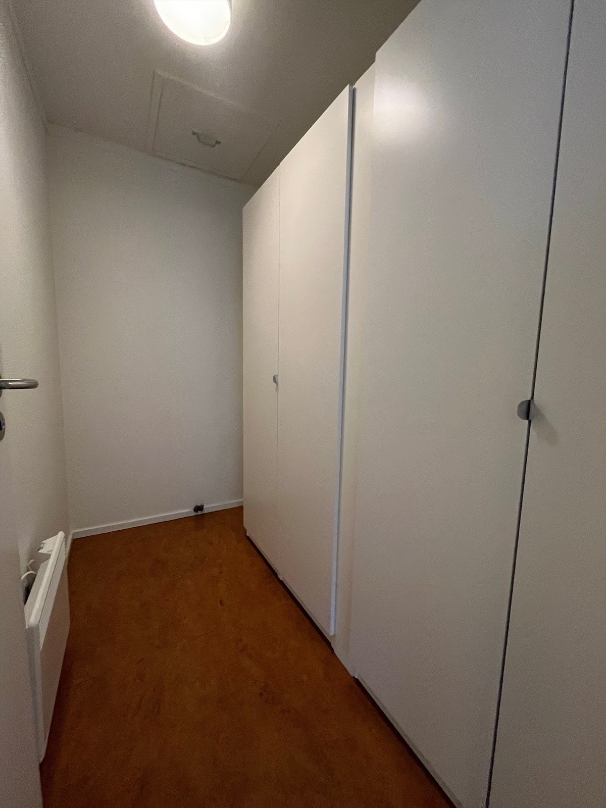 Eget walk in closet fra hovedsoverom med 2 garderobeskap Galleribilde