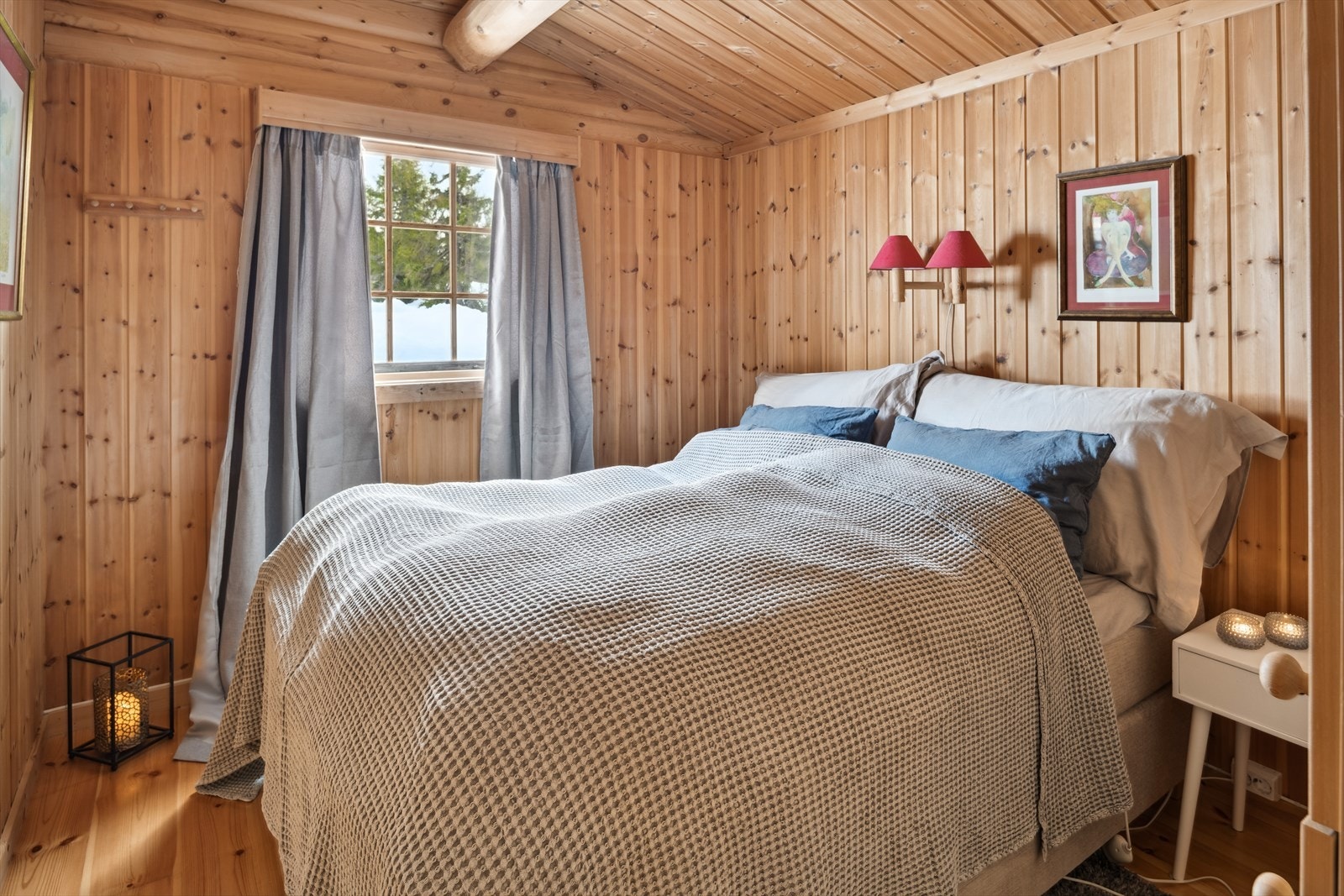 Soverom 1 har god plass til dobbeltseng, nattbord og annet soveromsmøblement. Vinduet sørger for godt med naturlig lys og utsyn mot fin natur. Galleribilde