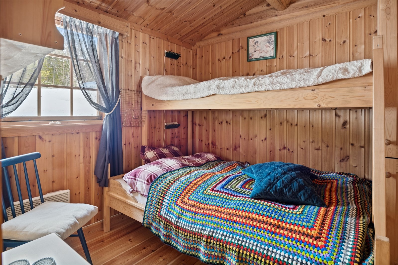 Soverom 2 innredet med familiekøye, 3 sengeplasser. Galleribilde