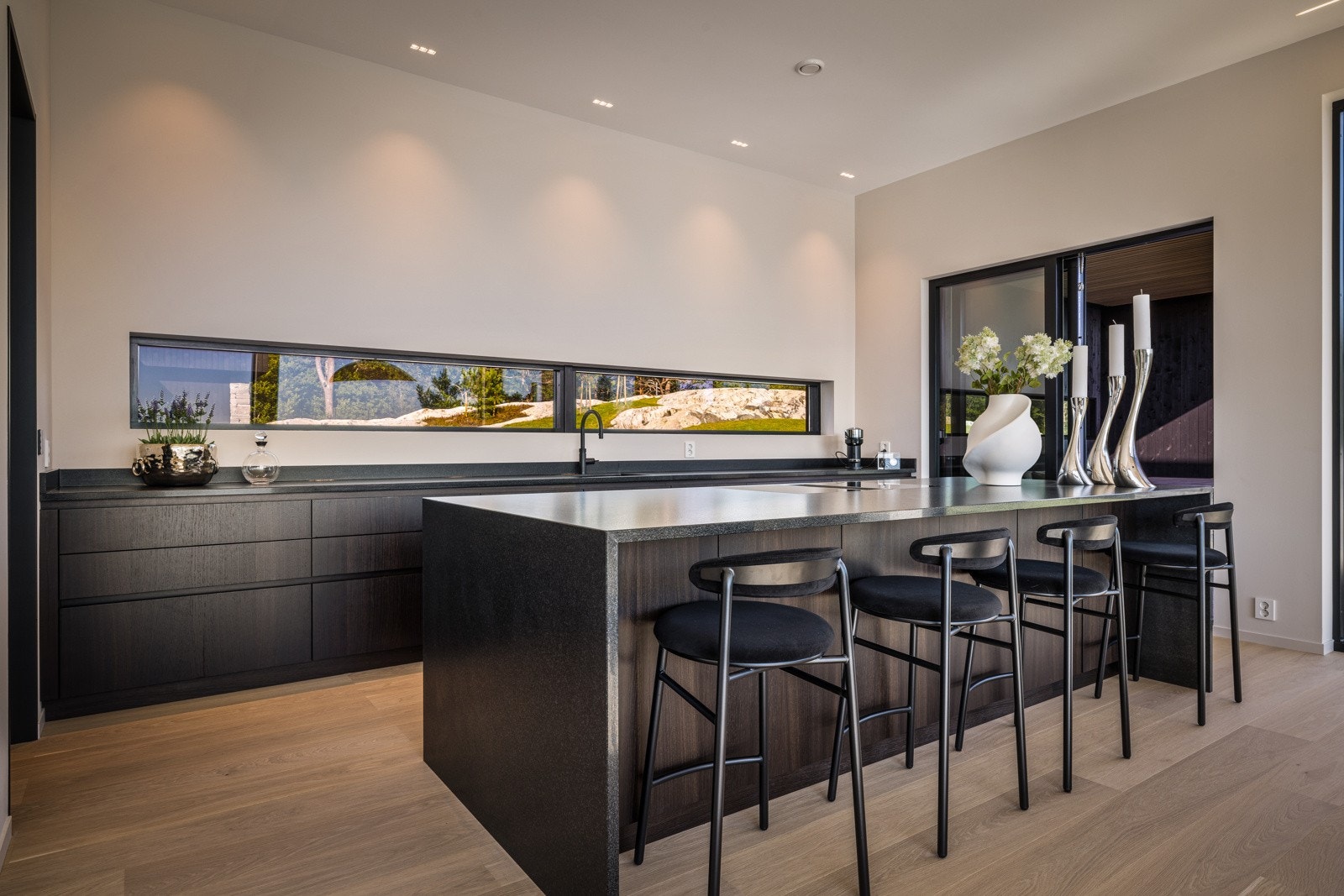 - Kjøkkenet gir en svært eksklusiv følelse, med skreddersydd kjøkkeninnredning i røkt eik fra Kvänum med slette fronter som har rikelig med skap og skuffeplass - Galleribilde