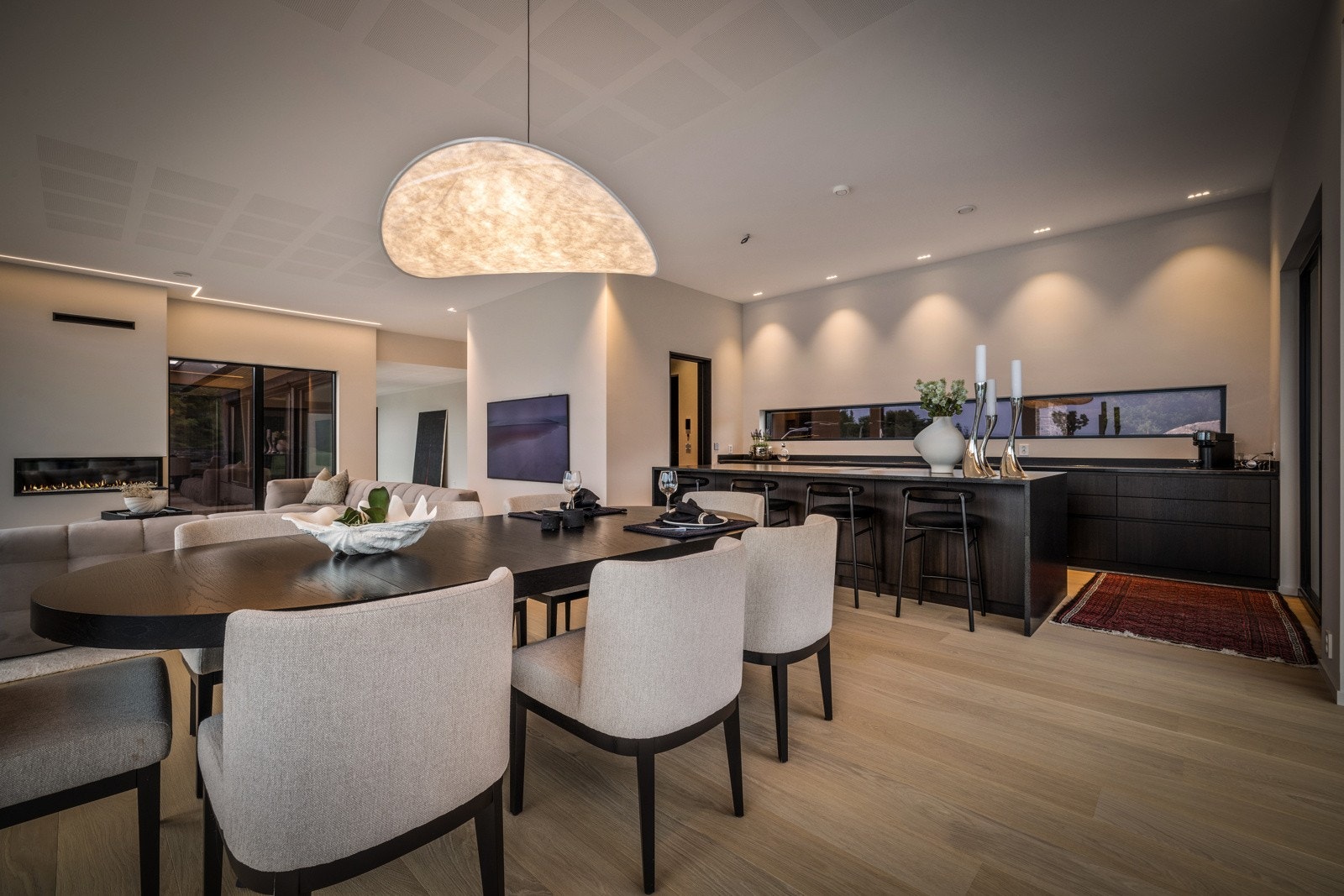 - Det er naturlig rom for en stor spisestue ved kjøkkenet - Galleribilde