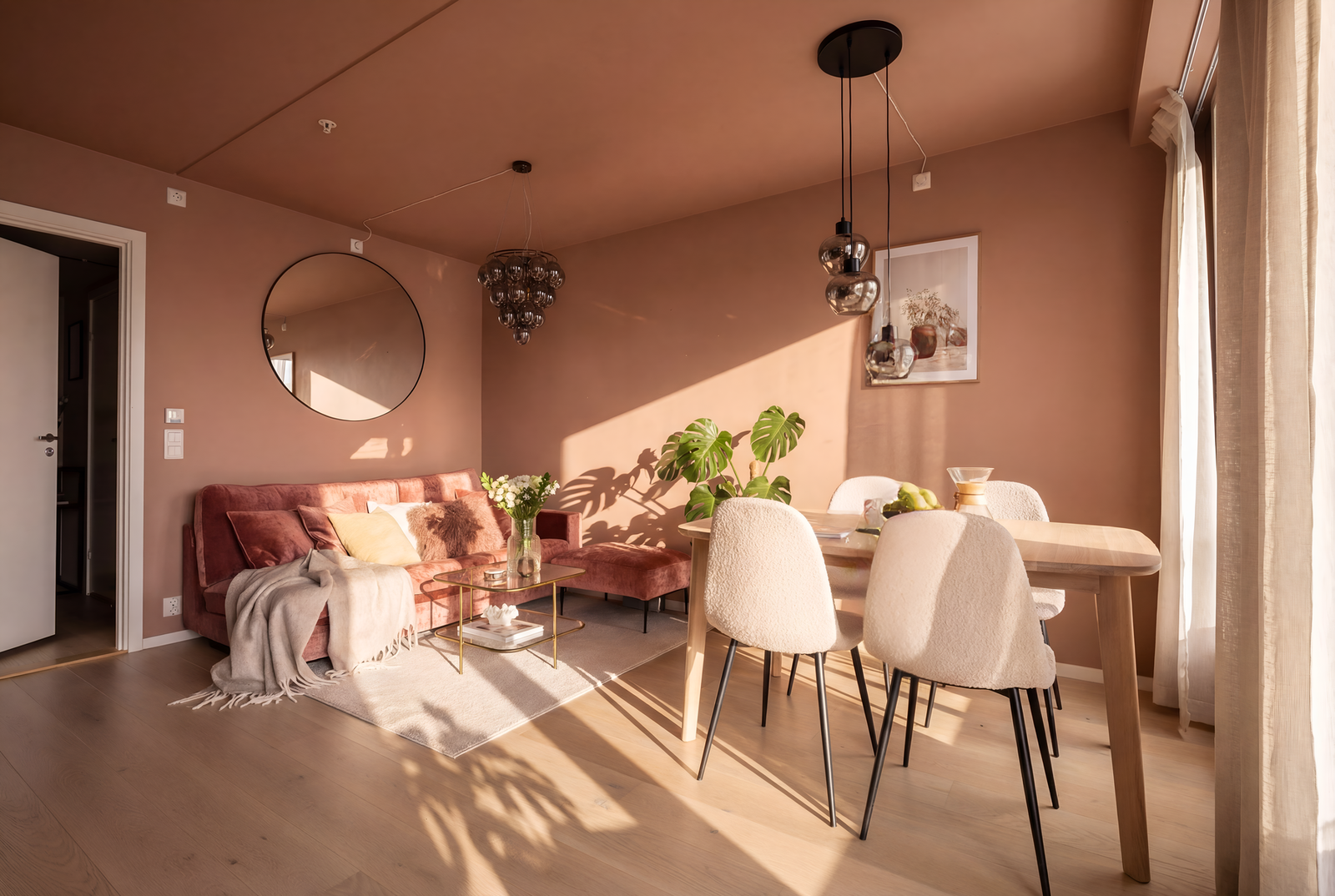 Felleskostnadene inkluderer blant annet nedbetaling av fellesgjeld på 4.828,- (kan betales ned) og oppvarming på 585,-. Galleribilde