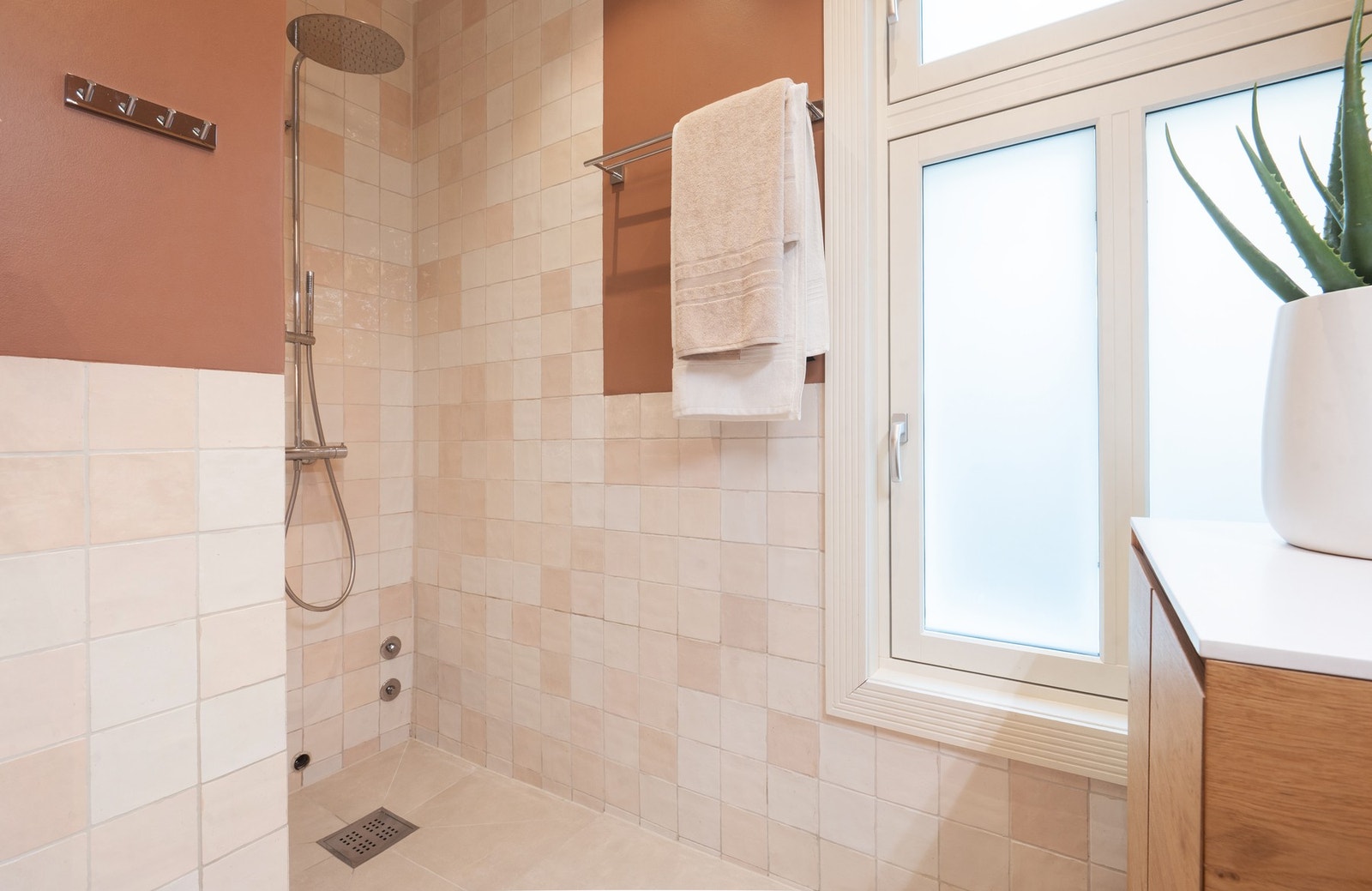 Badet har også dusjnisje med regnfallsdusj samt opplegg for vaskemaskin. Galleribilde