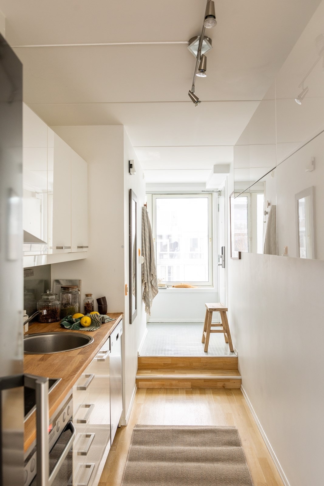 Fra kjøkkenet kommer man inn i boligens entré Galleribilde