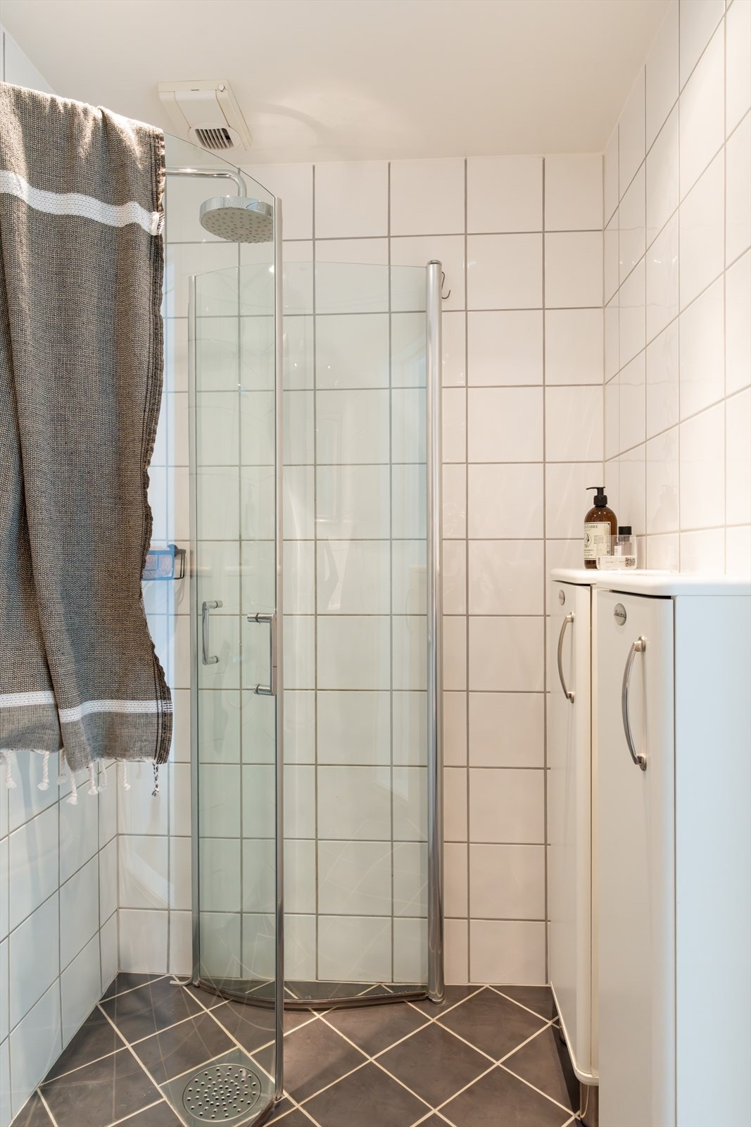Badet er utstyrt med gulvstående toalett og dusjhjørne med glassvegg, og innfellbar glassdør. Galleribilde