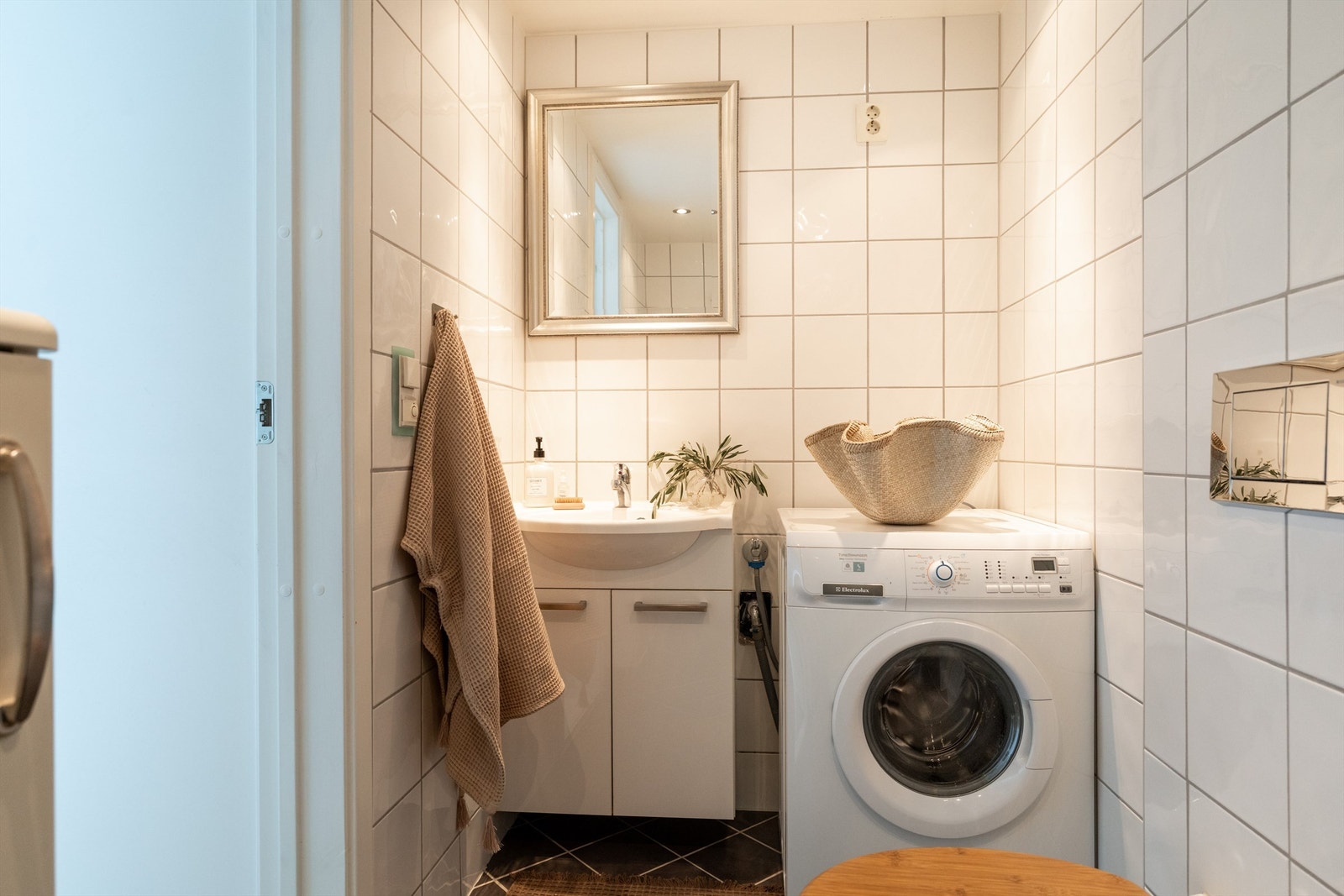 Innbydende flislagt bad med varme i gulv og downlights i himling. Vaskemaskin medfølger Galleribilde