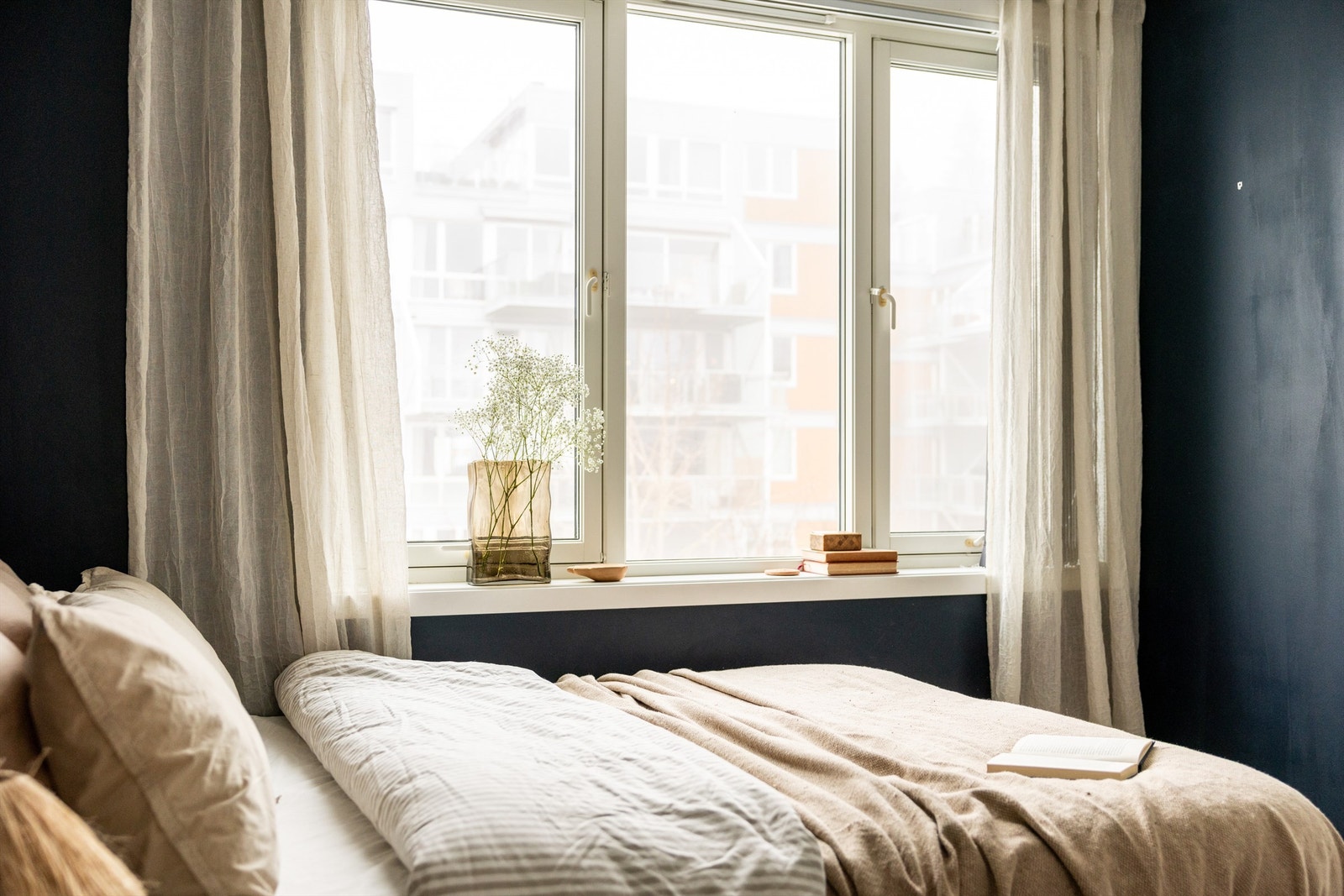 Stort vindu gjør rommet lyst og behagelig (monterte lameller medføler) Galleribilde