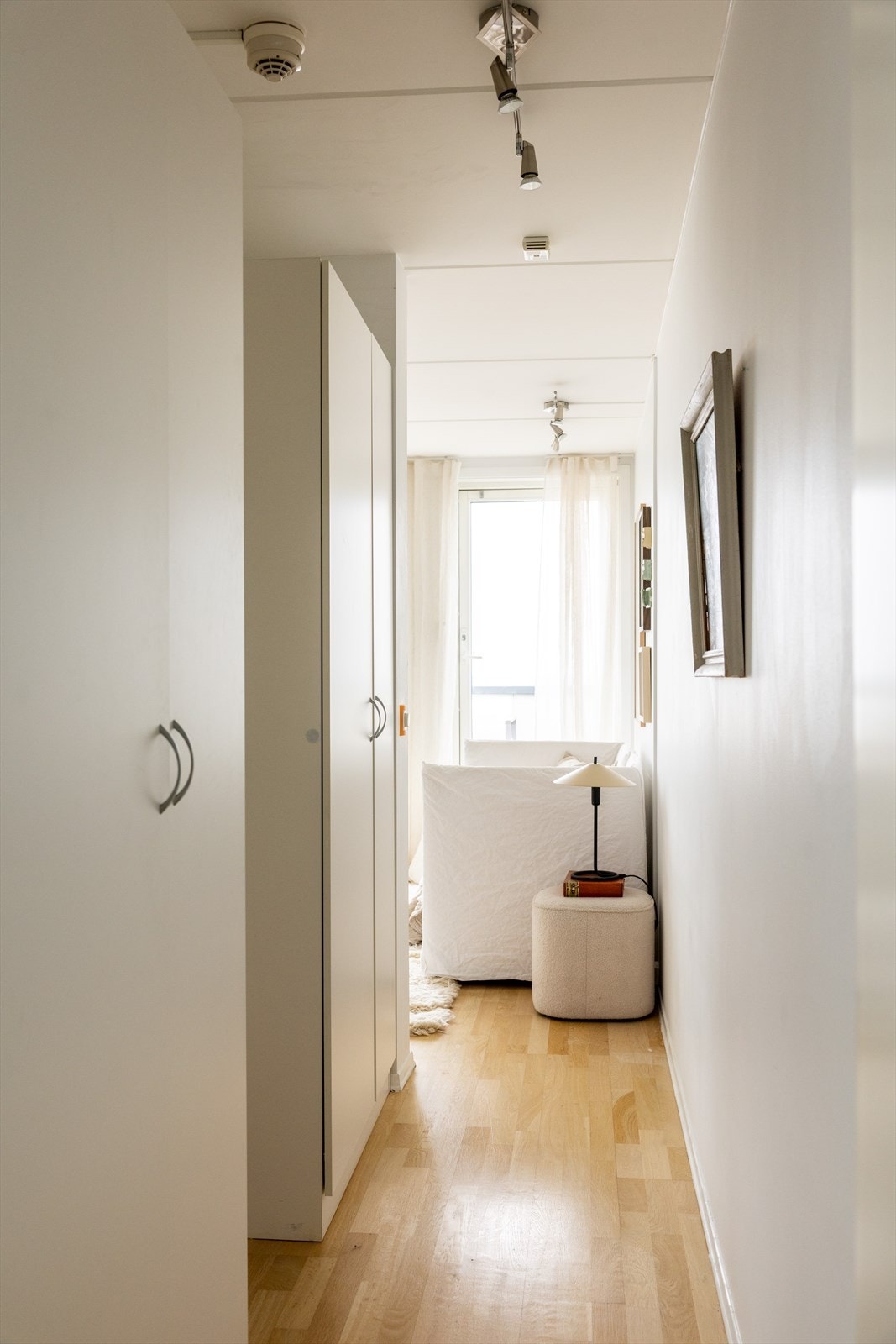 Godt med skapplass i gang mellom soverom og stue Galleribilde