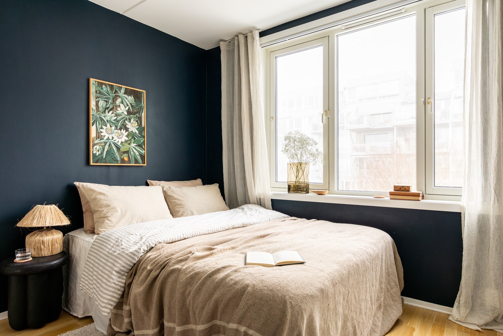 Soverommet har klassisk, trestavs eikeparkett på gulv og veggflatene er malt i en behagelig blåfarge. Galleribilde