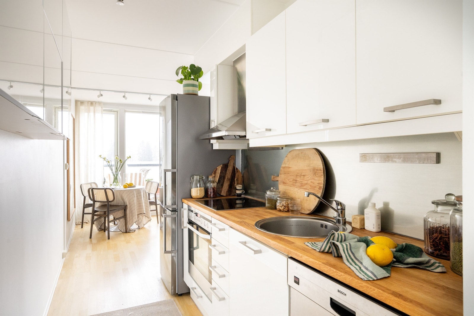 Kjøkken med delvis åpen løsning med stuen, som sørger for en god kommunikasjon. Galleribilde