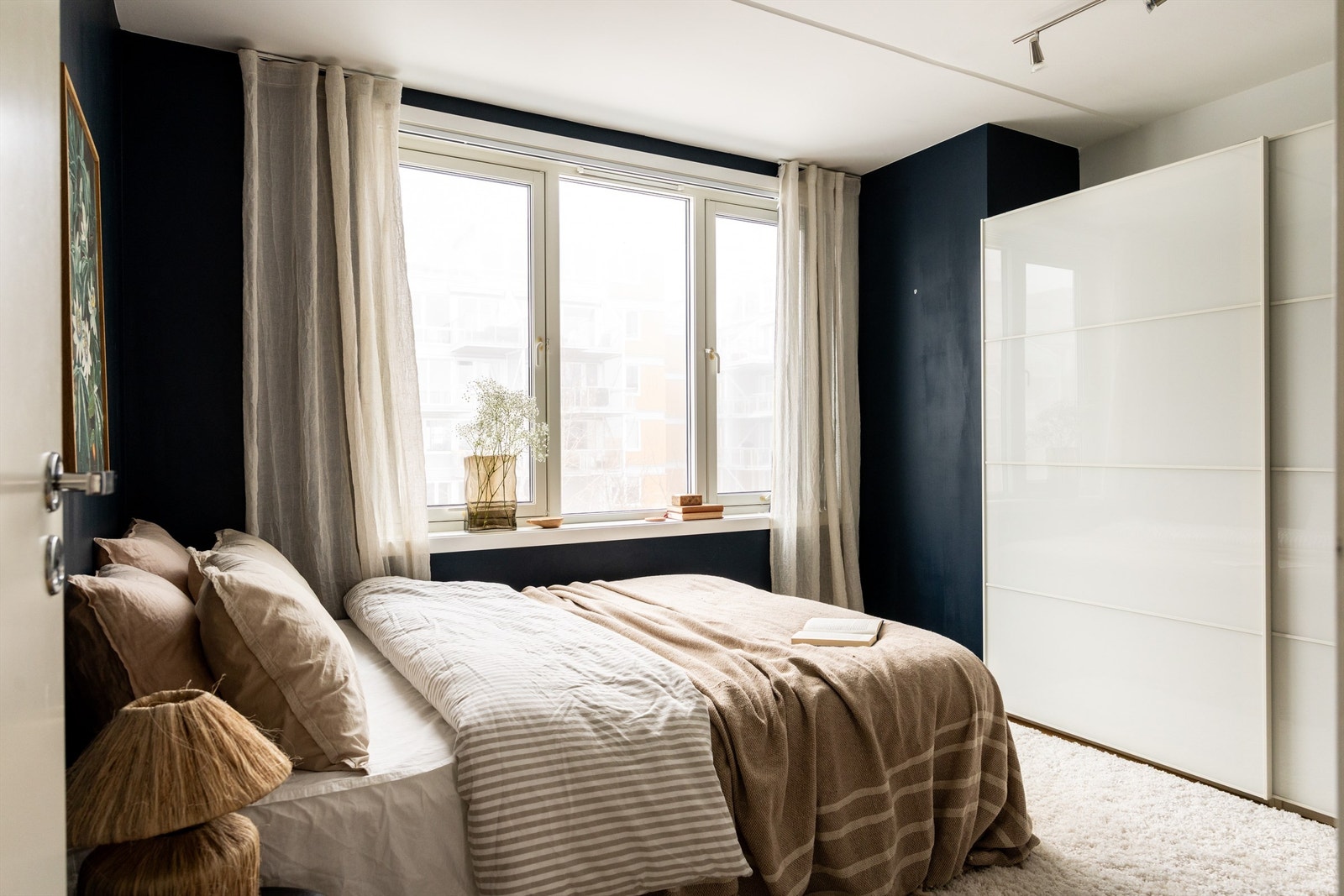 Soverommet er av god størrelse og har god plass til både dobbeltseng og tilhørende nattbord. Galleribilde