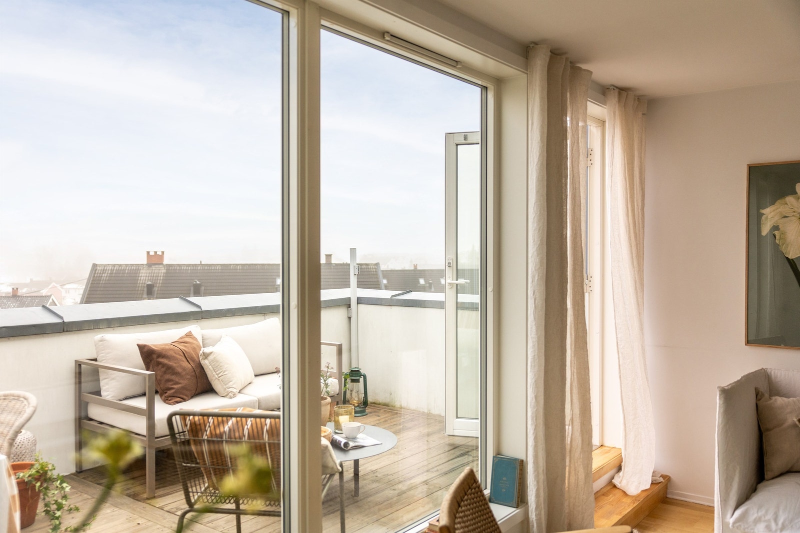 Fra stuen er det utgang til en flott balkong som strekker seg langs hele stuen Galleribilde