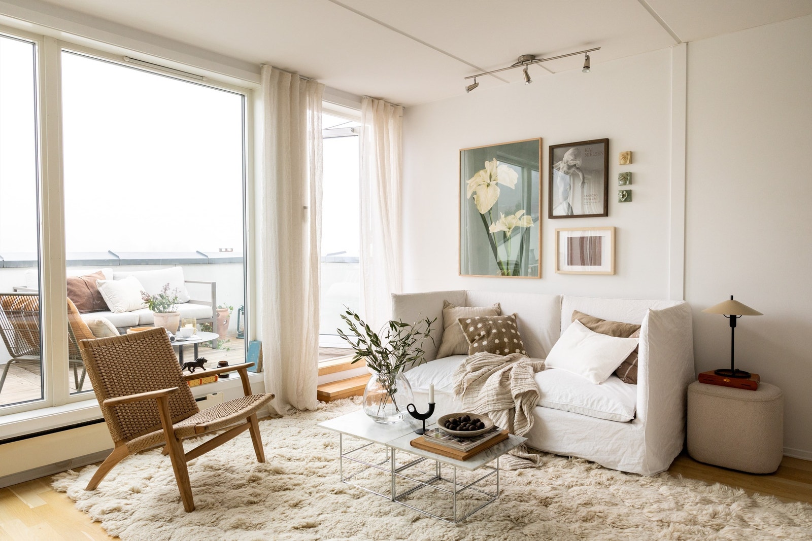 I stuen er det god plass til både sofa med tilhørende salongbord, tv-seksjon og spisebord Galleribilde