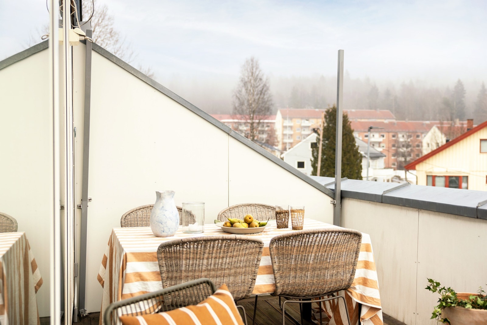 I følge selger skinner solen på balkongen fra ca. kl. 09.00-18.00 midtsommers. Galleribilde