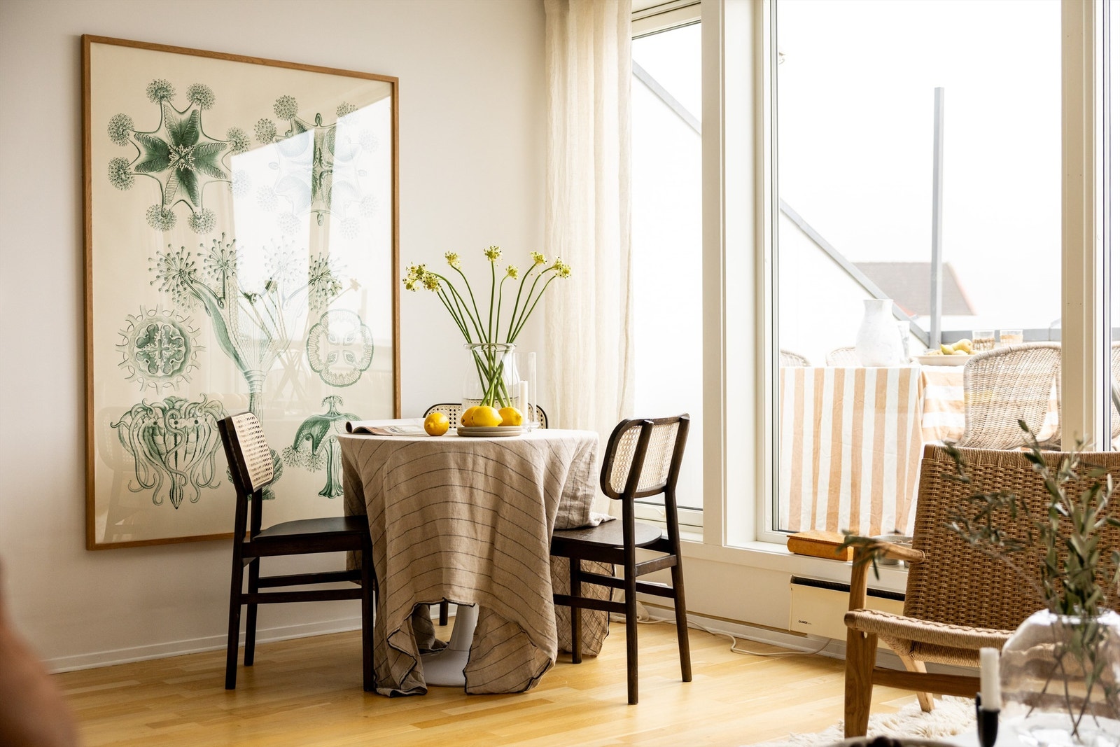 Her er det god plass til spisebord med plass til gjester. Galleribilde