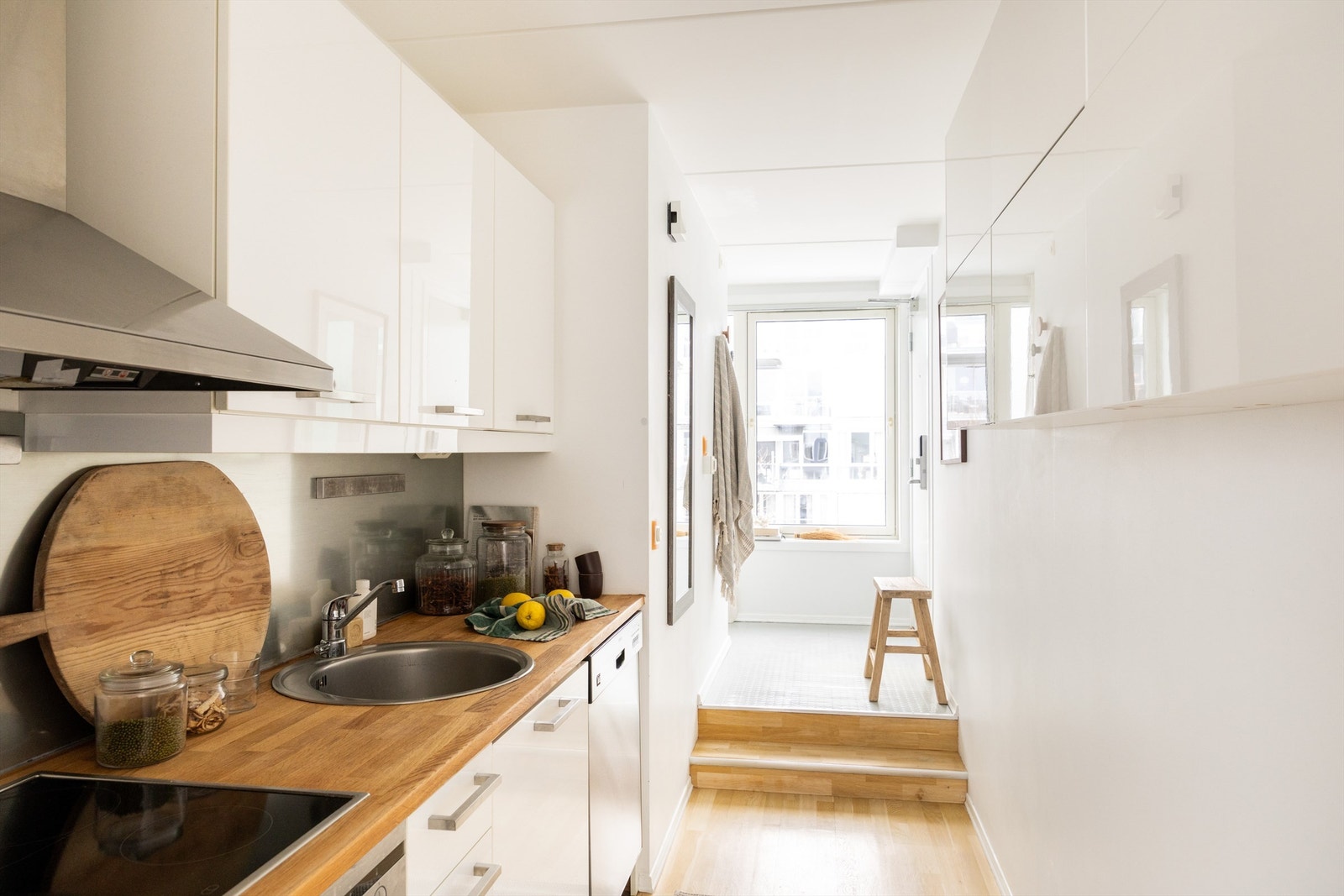 Kjøkkeninnredningen er tidløs og klassisk med benkeplate i tre, nedfelt oppvaskkum og ett-greps armatur. Galleribilde