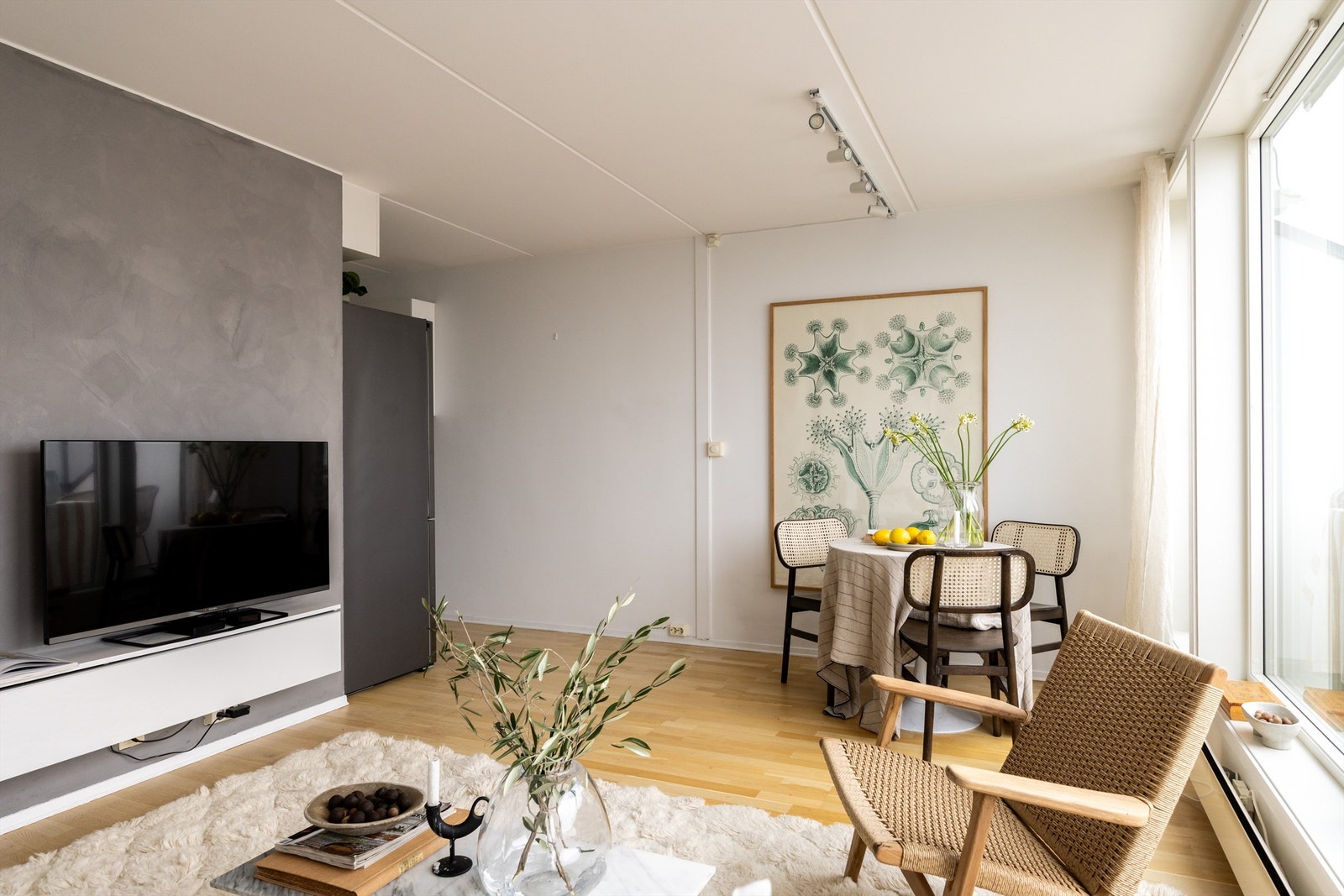 I og med at leiligheten ligger i toppetasjen, er boligen skjermet og har så og si ingen direkte innsyn. Galleribilde