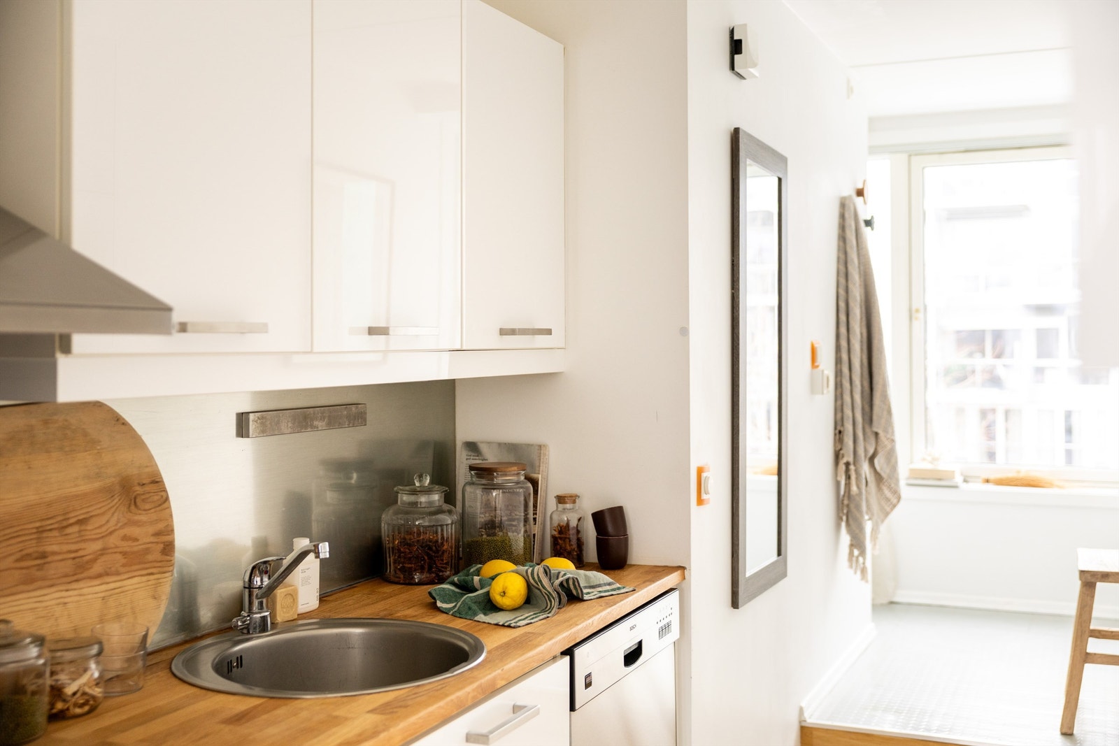 Integrerte hvitevarer som stekeovn og platetopp med ventilator over. Oppvaskmaskin og kjøleskap med frysedel Galleribilde