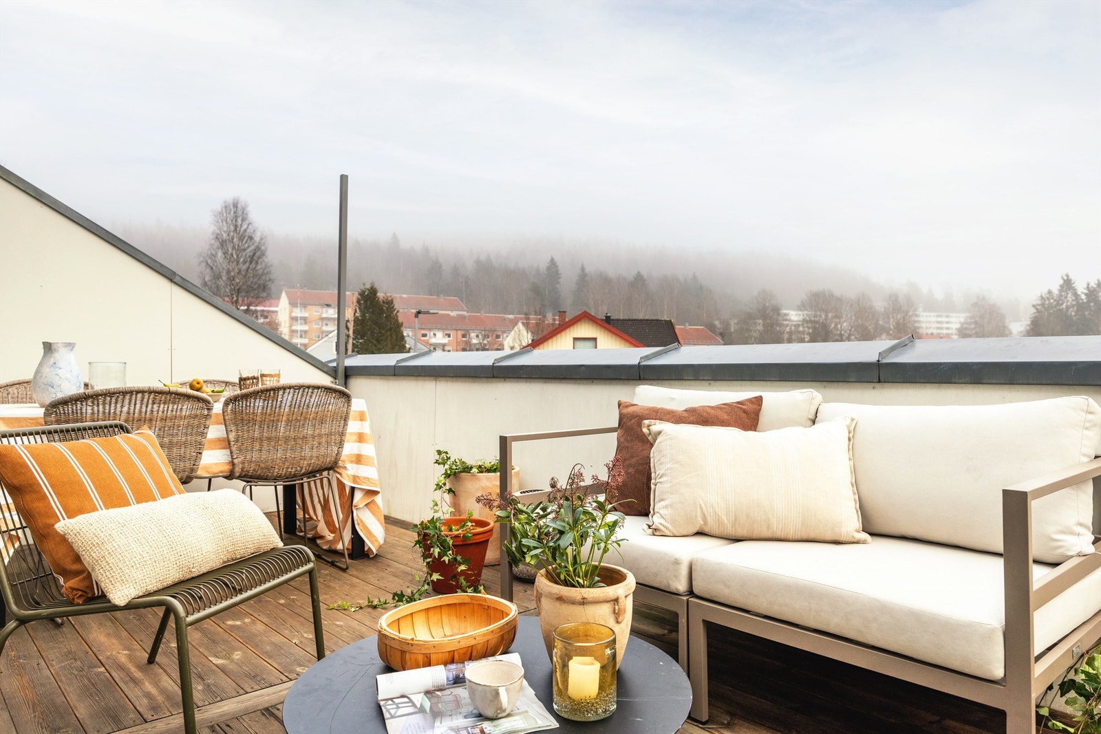 Balkongen er vendt mot sydøst og har godt med lys og sol. Galleribilde