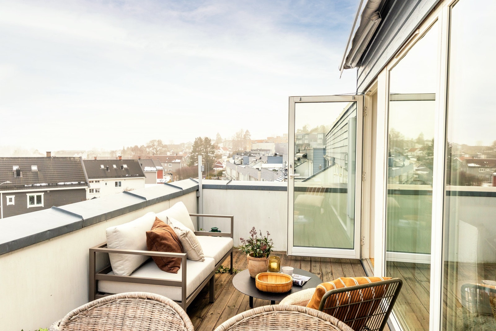 På balkongen er det god plass til utemøblement som en sittegruppe og grill Galleribilde